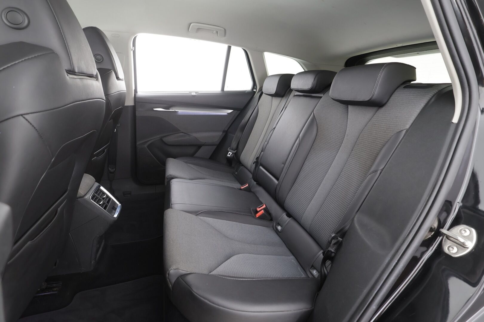 Skoda Enyaq 2023 80 iV - | ACC | ILP | Puolinahat | 360° | Lane Assist | Side Assist | Keyless | LED | Lämm. ratti | Sähk. takaluukku | 1-om suomiauto | 2x renkaat aluin | 