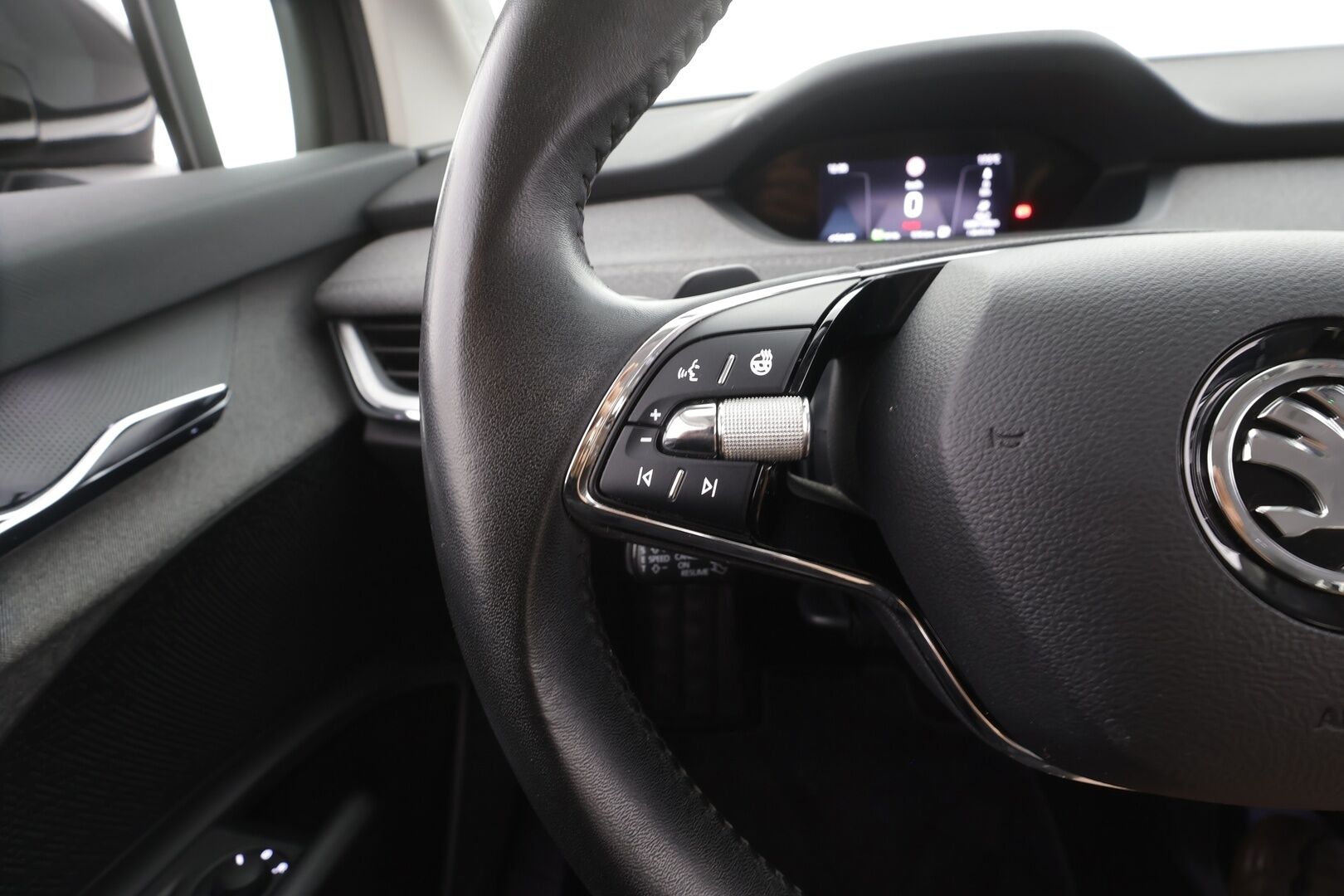 Skoda Enyaq 2023 80 iV - | ACC | ILP | Puolinahat | 360° | Lane Assist | Side Assist | Keyless | LED | Lämm. ratti | Sähk. takaluukku | 1-om suomiauto | 2x renkaat aluin | 