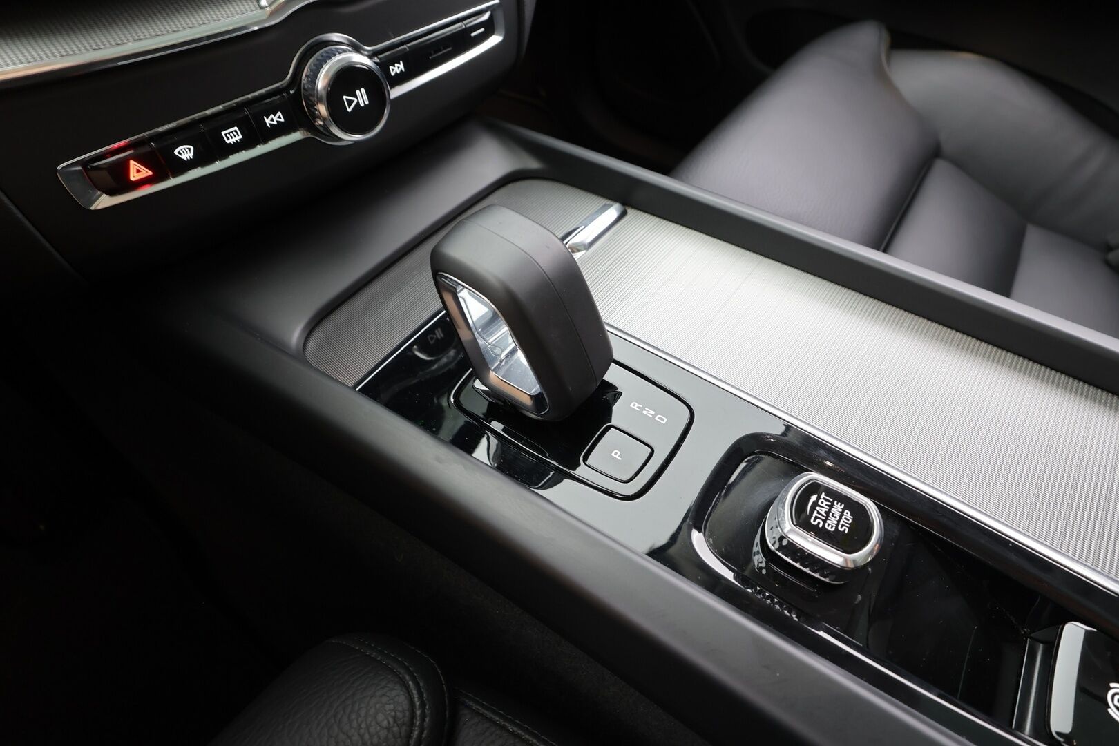 Volvo XC60 2023 T6 AWD Long Range Plus Dark aut - | ACC | Webasto | Koukku | Full LED | Panorama | High Performance Audio | Muistipenkit | P.kamera | Keyless | Apple&Android | Suomi-auto | Kahdet Renkaat | Merkkihuollettu |