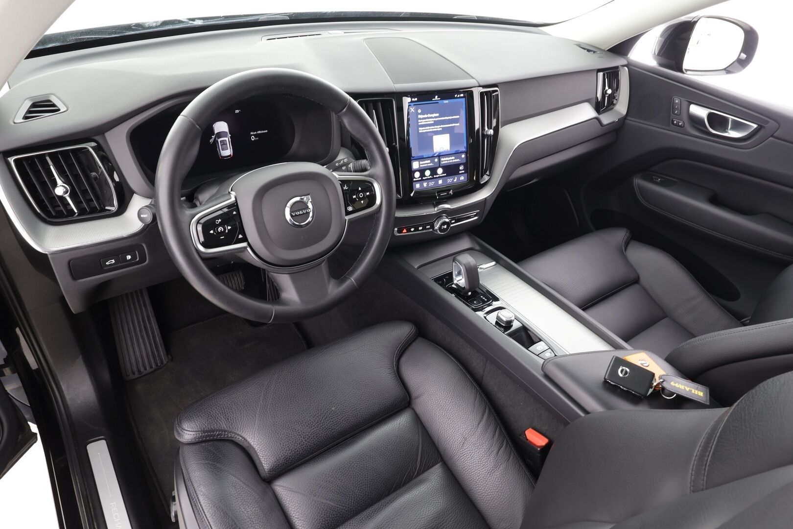Volvo XC60 2023 T6 AWD Long Range Plus Dark aut - | ACC | Webasto | Koukku | Full LED | Panorama | High Performance Audio | Muistipenkit | P.kamera | Keyless | Apple&Android | Suomi-auto | Kahdet Renkaat | Merkkihuollettu |