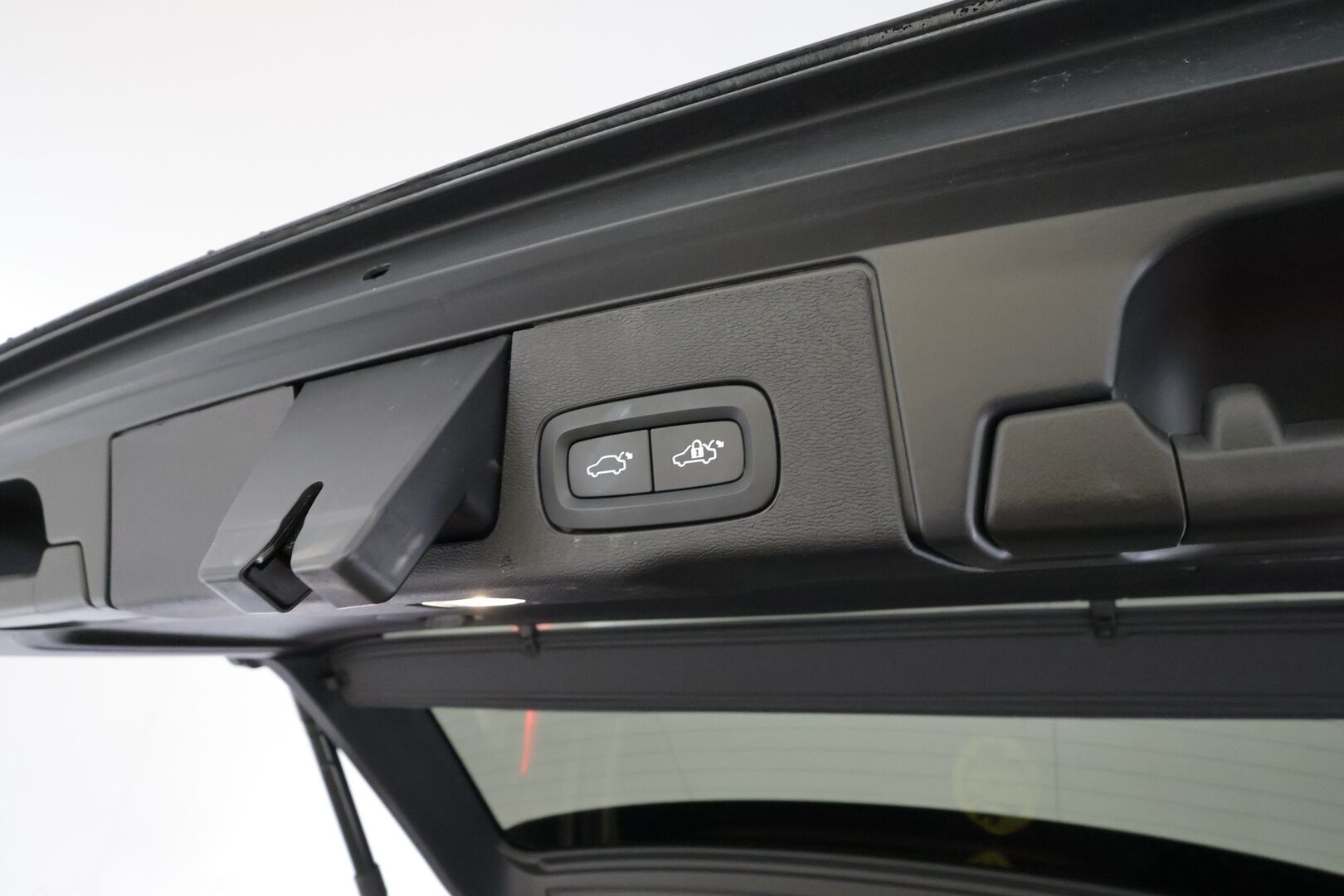 Volvo XC60 2023 T6 AWD Long Range Plus Dark aut - | ACC | Webasto | Koukku | Full LED | Panorama | High Performance Audio | Muistipenkit | P.kamera | Keyless | Apple&Android | Suomi-auto | Kahdet Renkaat | Merkkihuollettu |