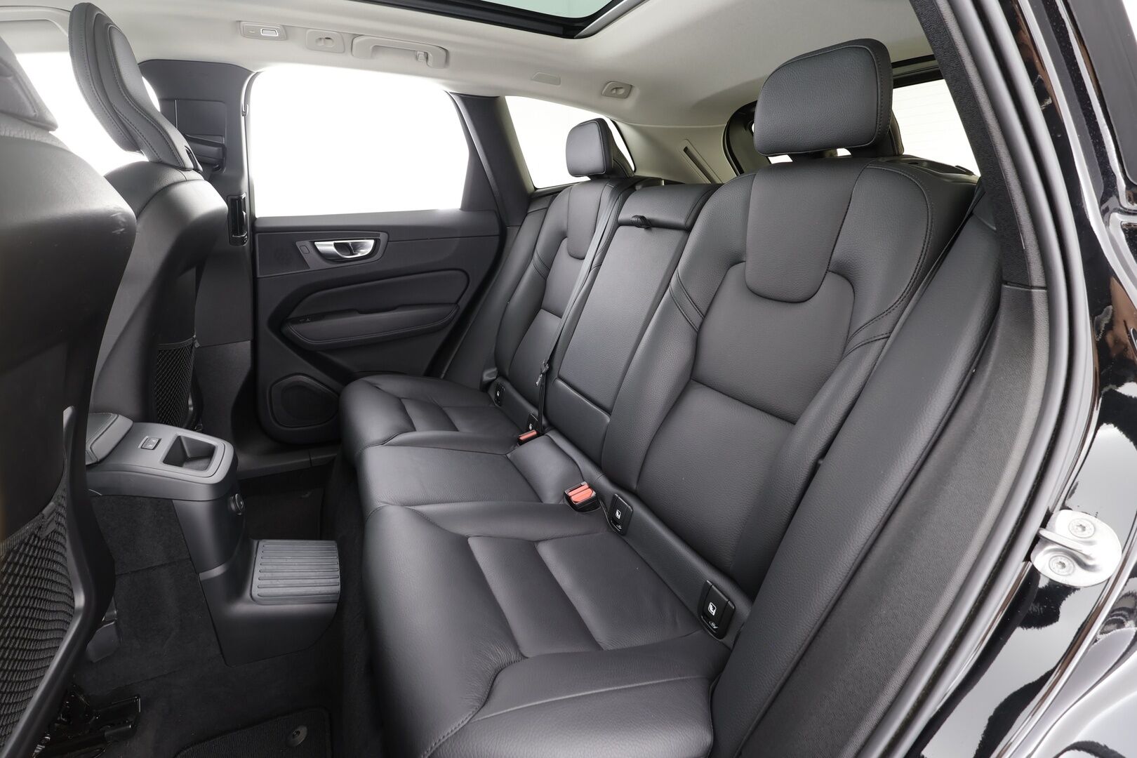 Volvo XC60 2023 T6 AWD Long Range Plus Dark aut - | ACC | Webasto | Koukku | Full LED | Panorama | High Performance Audio | Muistipenkit | P.kamera | Keyless | Apple&Android | Suomi-auto | Kahdet Renkaat | Merkkihuollettu |