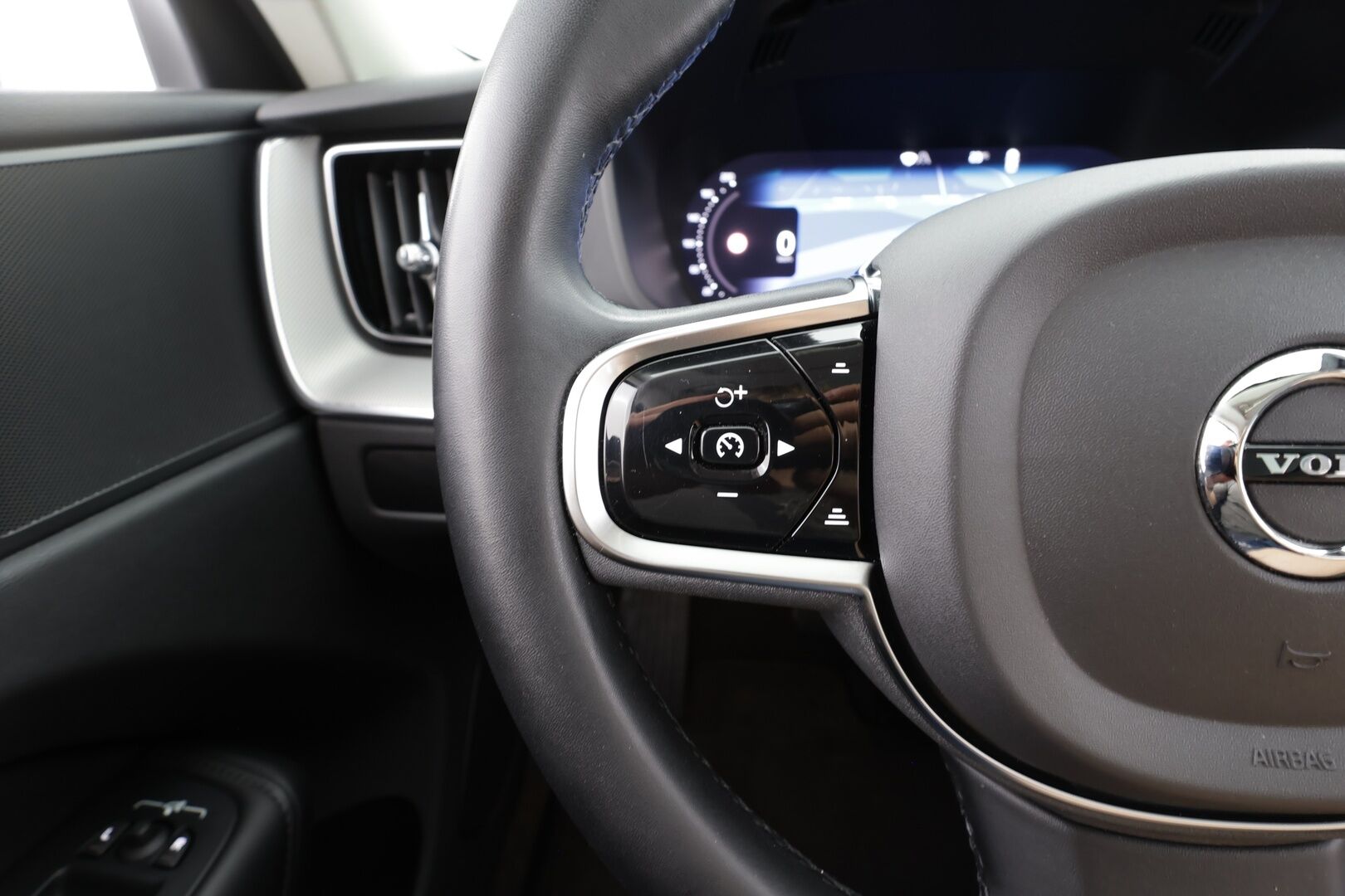 Volvo XC60 2023 T6 AWD Long Range Plus Dark aut - | ACC | Webasto | Koukku | Full LED | Panorama | High Performance Audio | Muistipenkit | P.kamera | Keyless | Apple&Android | Suomi-auto | Kahdet Renkaat | Merkkihuollettu |