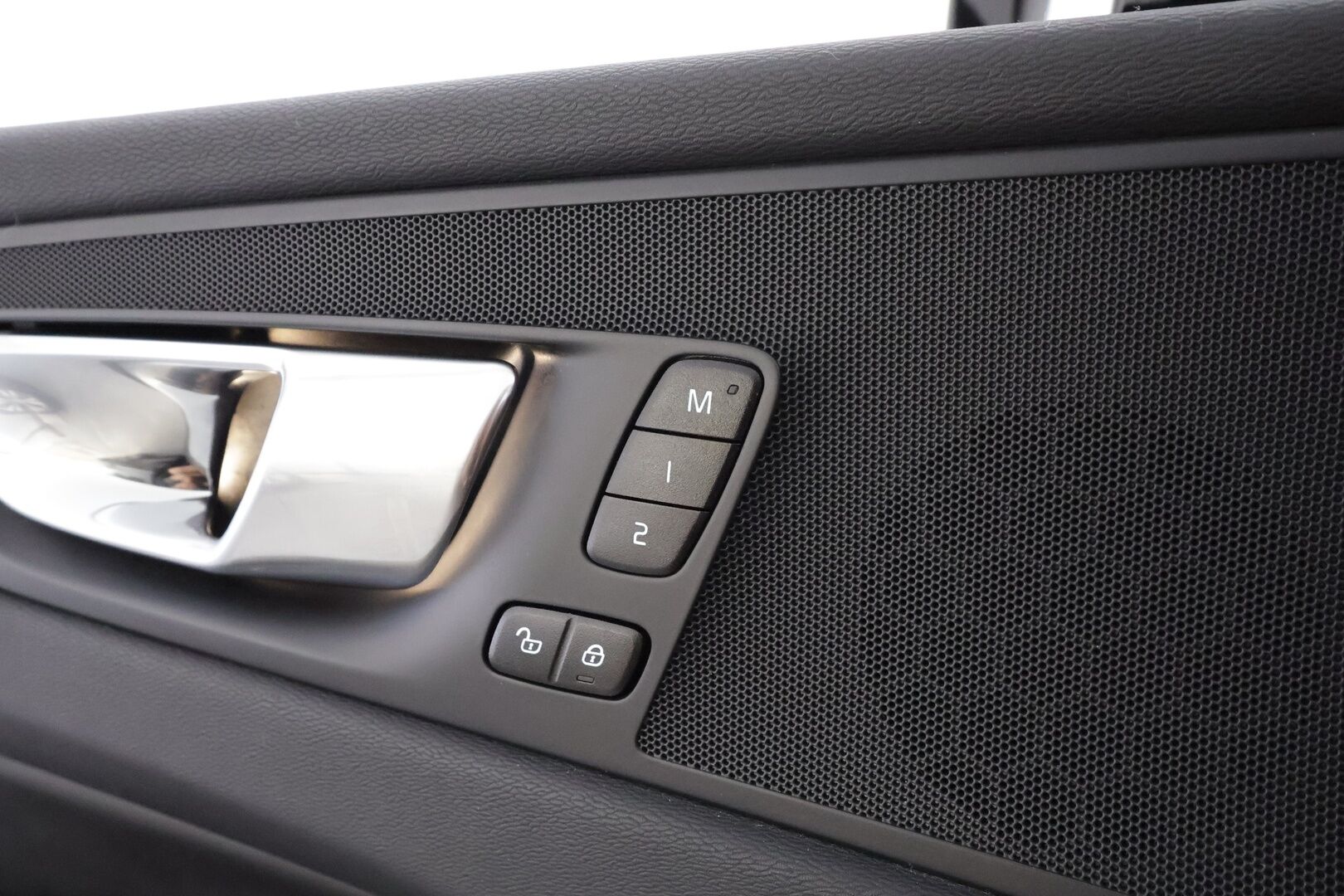 Volvo XC60 2023 T6 AWD Long Range Plus Dark aut - | ACC | Webasto | Koukku | Full LED | Panorama | High Performance Audio | Muistipenkit | P.kamera | Keyless | Apple&Android | Suomi-auto | Kahdet Renkaat | Merkkihuollettu |