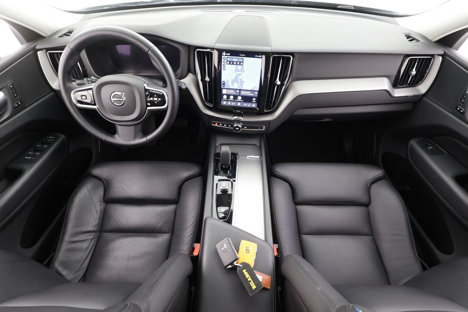 Volvo XC60 2023 T6 AWD Long Range Plus Dark aut - | ACC | Webasto | Koukku | Full LED | Panorama | High Performance Audio | Muistipenkit | P.kamera | Keyless | Apple&Android | Suomi-auto | Kahdet Renkaat | Merkkihuollettu |