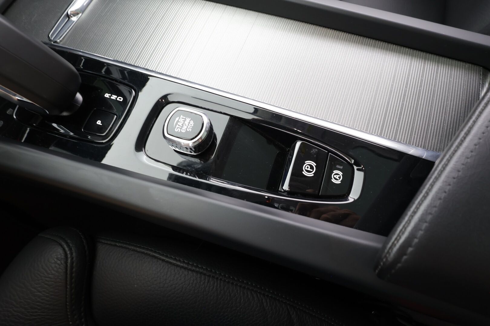 Volvo XC60 2023 T6 AWD Long Range Plus Dark aut - | ACC | Webasto | Koukku | Full LED | Panorama | High Performance Audio | Muistipenkit | P.kamera | Keyless | Apple&Android | Suomi-auto | Kahdet Renkaat | Merkkihuollettu |