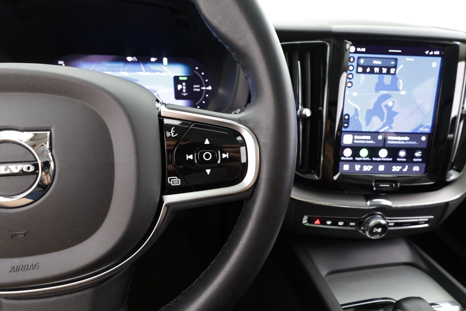 Volvo XC60 2023 T6 AWD Long Range Plus Dark aut - | ACC | Webasto | Koukku | Full LED | Panorama | High Performance Audio | Muistipenkit | P.kamera | Keyless | Apple&Android | Suomi-auto | Kahdet Renkaat | Merkkihuollettu |