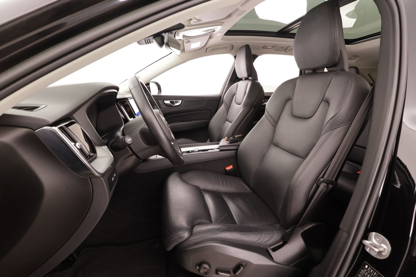 Volvo XC60 2023 T6 AWD Long Range Plus Dark aut - | ACC | Webasto | Koukku | Full LED | Panorama | High Performance Audio | Muistipenkit | P.kamera | Keyless | Apple&Android | Suomi-auto | Kahdet Renkaat | Merkkihuollettu |