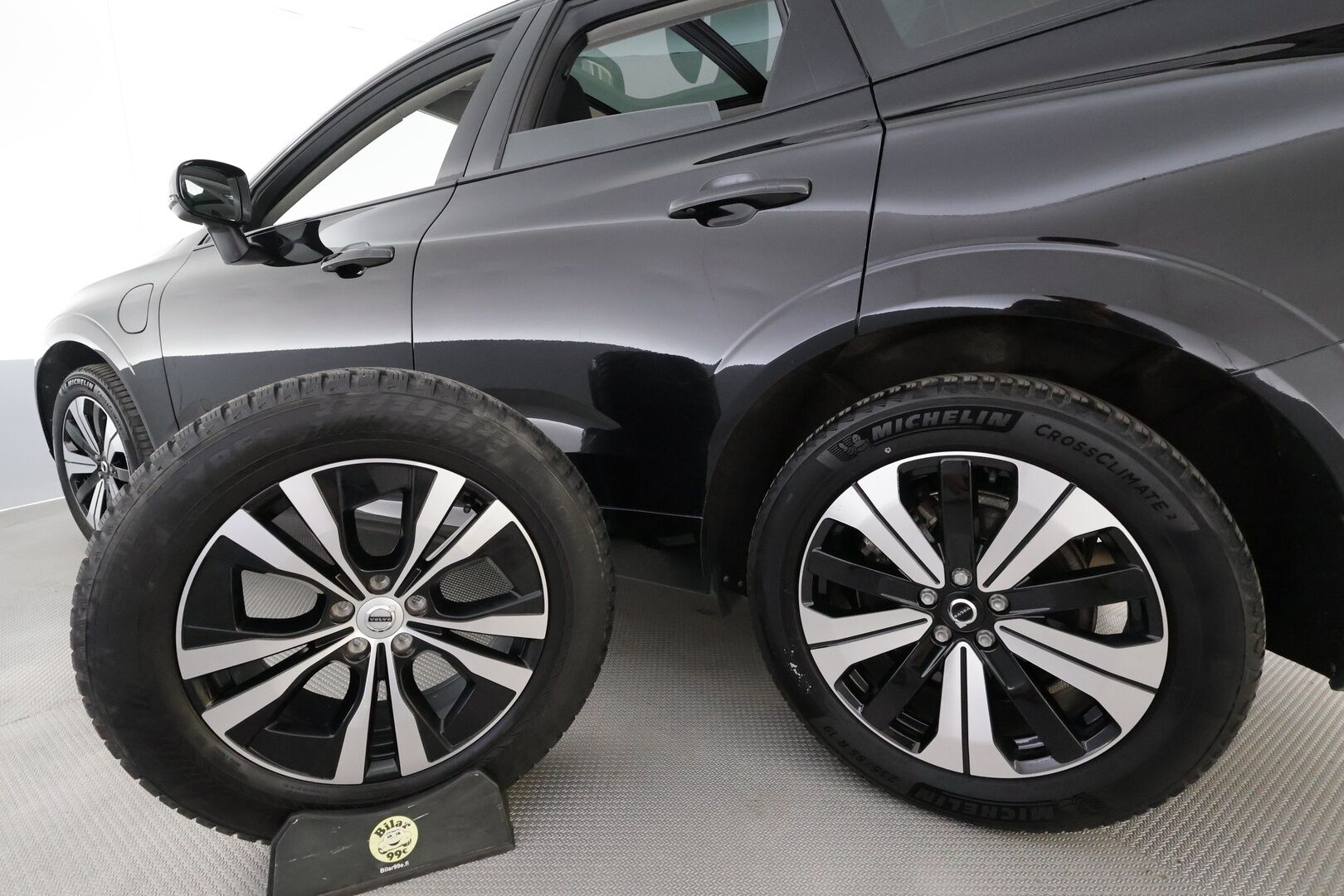 Volvo XC60 2023 T6 AWD Long Range Plus Dark aut - | ACC | Webasto | Koukku | Full LED | Panorama | High Performance Audio | Muistipenkit | P.kamera | Keyless | Apple&Android | Suomi-auto | Kahdet Renkaat | Merkkihuollettu |
