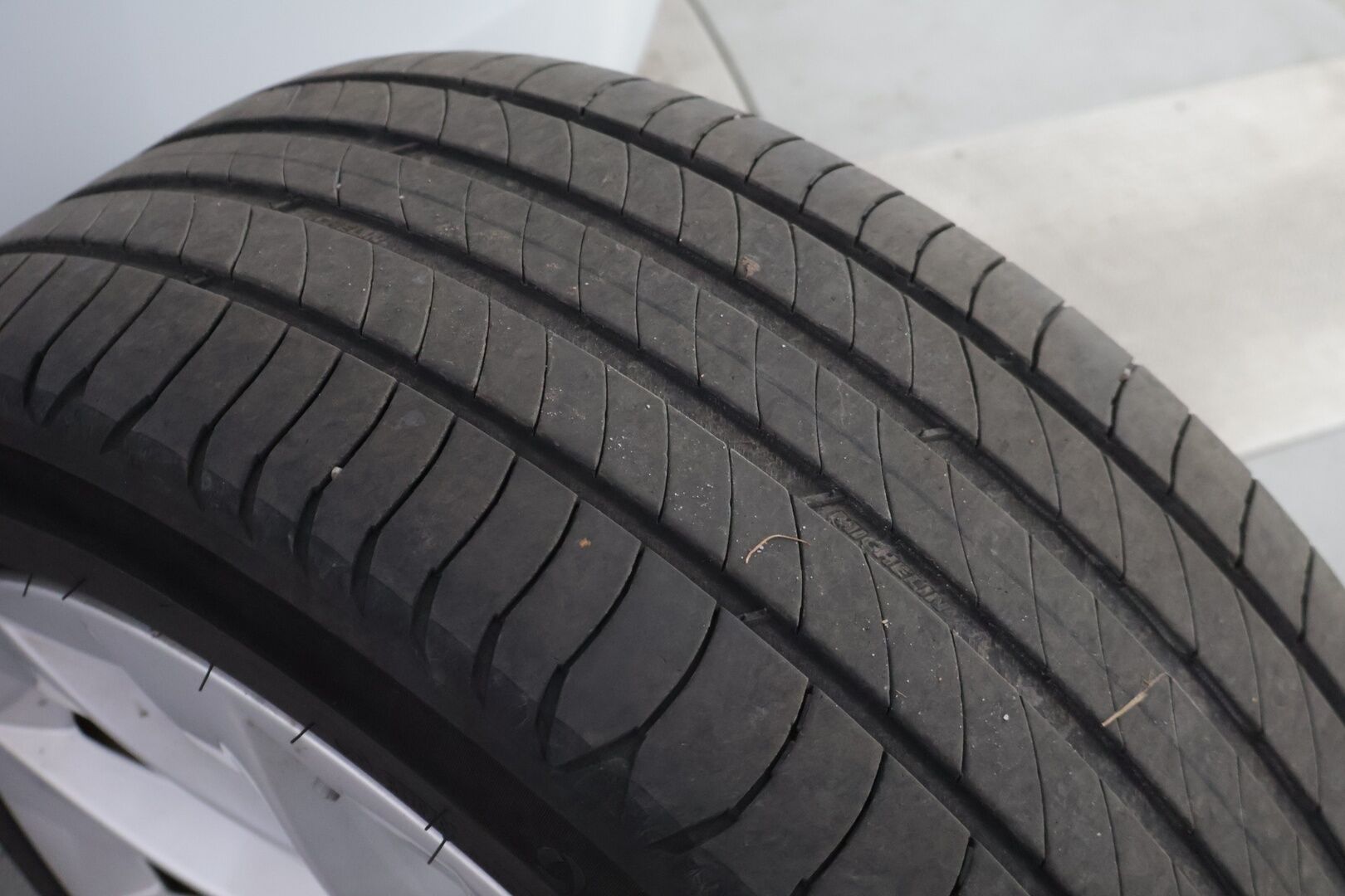 TESLA MODEL S 2020 Dual Motor Long Range AWD * Facelift / Autopilot / CCS / Ilma-Alusta / Premium Audio / Lasikatto / Nahat * - * Kahdet renkaat vanteineen / Pearl White * - HULLU BLACKWEEK KORKOTARJOUS 2,49%