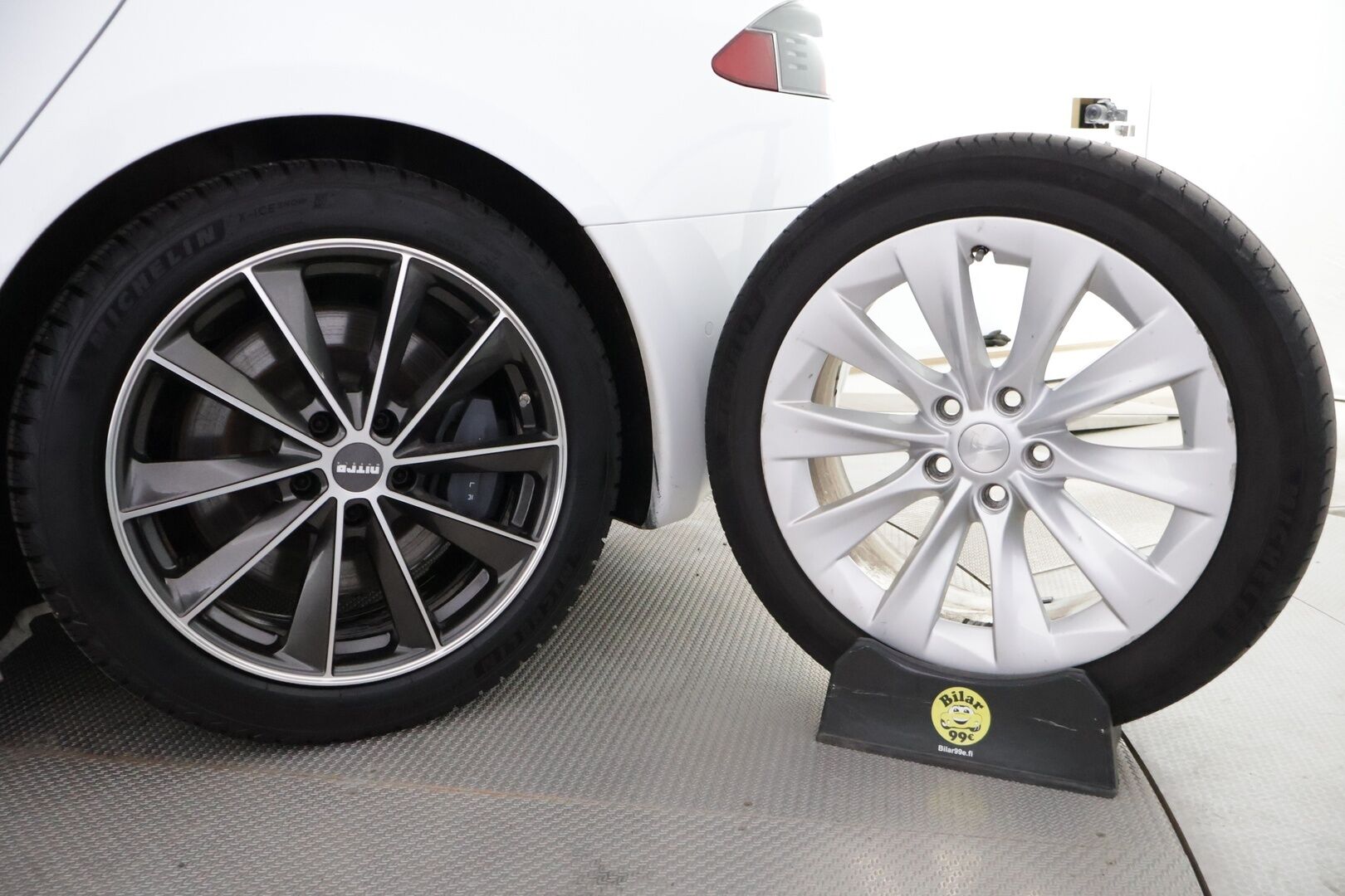 TESLA MODEL S 2020 Dual Motor Long Range AWD * Facelift / Autopilot / CCS / Ilma-Alusta / Premium Audio / Lasikatto / Nahat * - * Kahdet renkaat vanteineen / Pearl White * - HULLU BLACKWEEK KORKOTARJOUS 2,49%