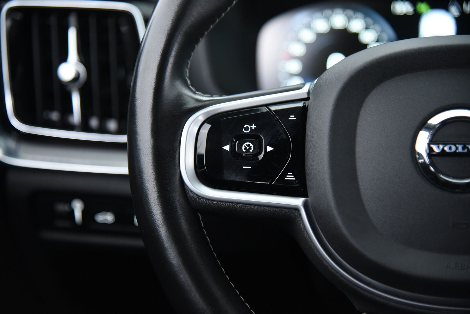 Volvo V60 2020 T6 TwE AWD R-Design aut / ACC & Pilot assist / Webasto / Blis / 360-kamera / Muistipenkki / Nahat / Jakopää tehty-25! - Jakopää tehty -25! 2x Latauskaapelit, Merkkihuollettu