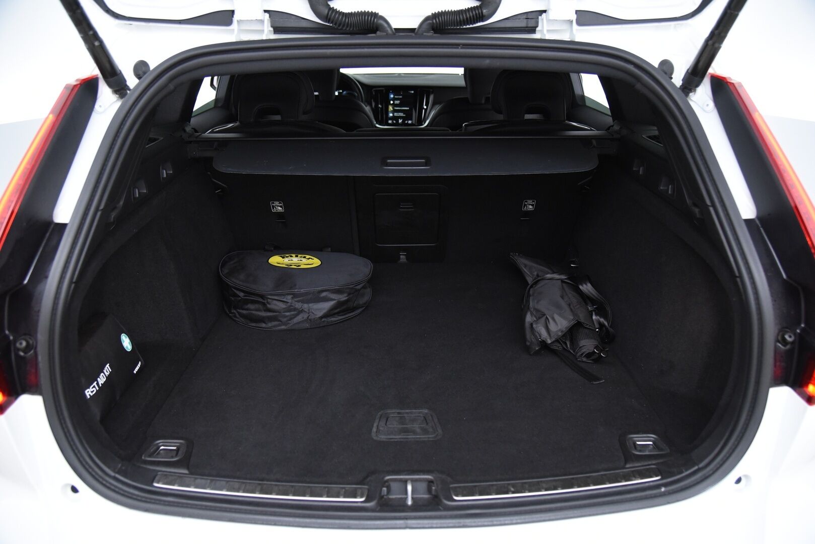 Volvo V60 2020 T6 TwE AWD R-Design aut / ACC & Pilot assist / Webasto / Blis / 360-kamera / Muistipenkki / Nahat / Jakopää tehty-25! - Jakopää tehty -25! 2x Latauskaapelit, Merkkihuollettu