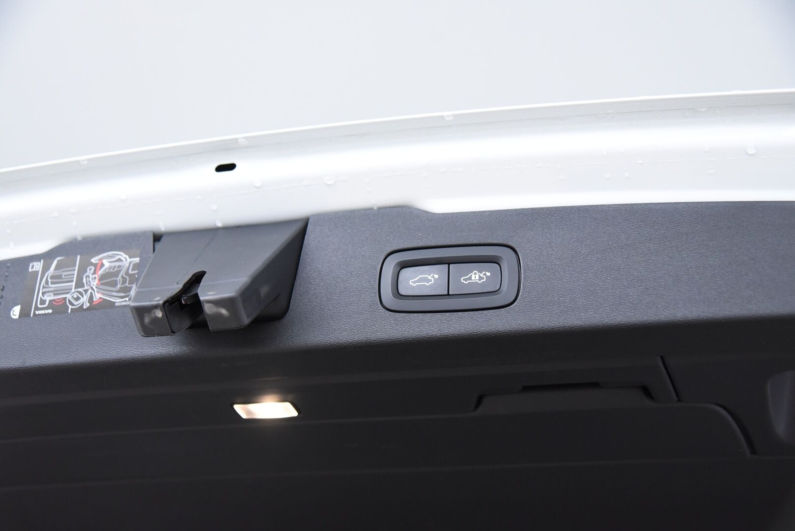 Volvo V60 2020 T6 TwE AWD R-Design aut / ACC & Pilot assist / Webasto / Blis / 360-kamera / Muistipenkki / Nahat / Jakopää tehty-25! - Jakopää tehty -25! 2x Latauskaapelit, Merkkihuollettu