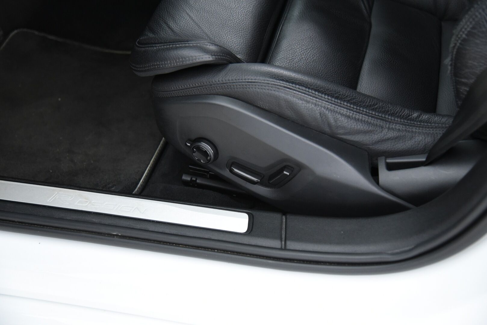 Volvo V60 2020 T6 TwE AWD R-Design aut / ACC & Pilot assist / Koukku / Webasto / BLIS / 360-kamera / Muistipenkki / Nahat / Jakopää tehty-25! - Jakopää tehty -25! 2x Latauskaapelit, Merkkihuollettu