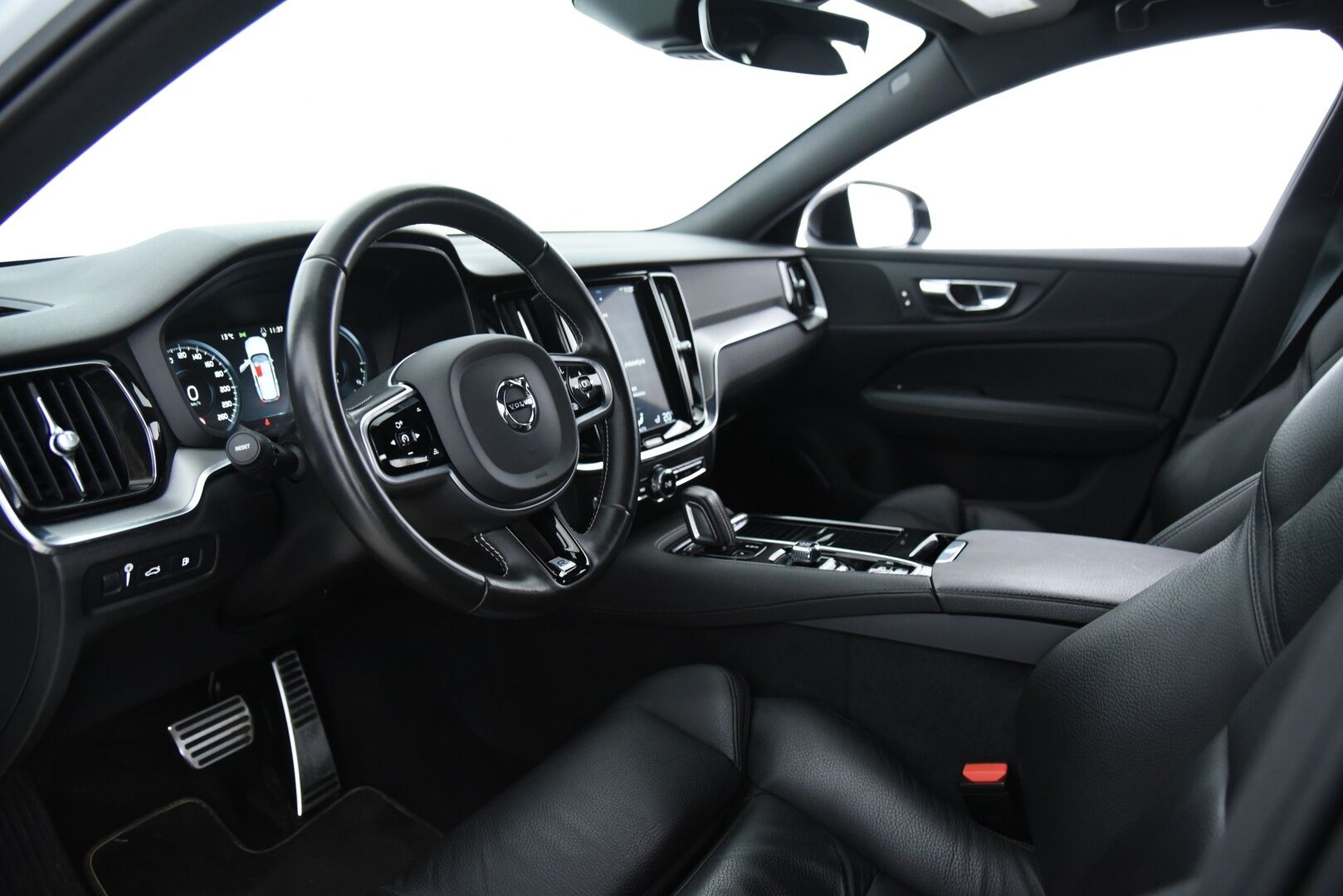 Volvo V60 2020 T6 TwE AWD R-Design aut / ACC & Pilot assist / Koukku / Webasto / BLIS / 360-kamera / Muistipenkki / Nahat / Jakopää tehty-25! - Jakopää tehty -25! 2x Latauskaapelit, Merkkihuollettu