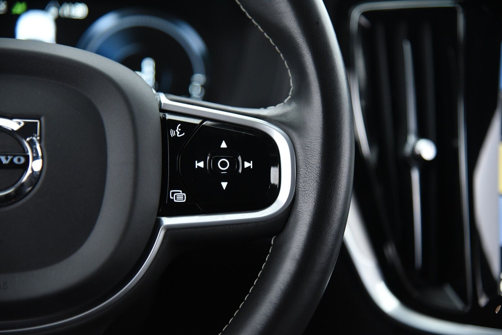 Volvo V60 2020 T6 TwE AWD R-Design aut / ACC & Pilot assist / Webasto / Blis / 360-kamera / Muistipenkki / Nahat / Jakopää tehty-25! - Jakopää tehty -25! 2x Latauskaapelit, Merkkihuollettu