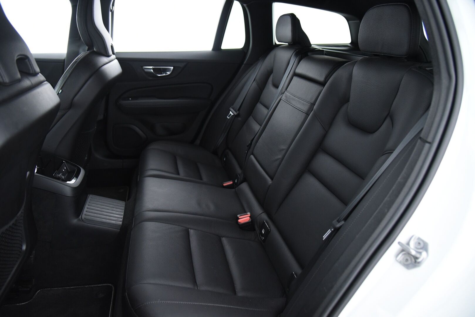 Volvo V60 2020 T6 TwE AWD R-Design aut / ACC & Pilot assist / Koukku / Webasto / BLIS / 360-kamera / Muistipenkki / Nahat / Jakopää tehty-25! - Jakopää tehty -25! 2x Latauskaapelit, Merkkihuollettu