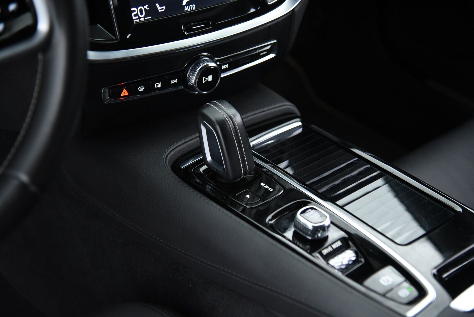 Volvo V60 2020 T6 TwE AWD R-Design aut / ACC & Pilot assist / Webasto / Blis / 360-kamera / Muistipenkki / Nahat / Jakopää tehty-25! - Jakopää tehty -25! 2x Latauskaapelit, Merkkihuollettu