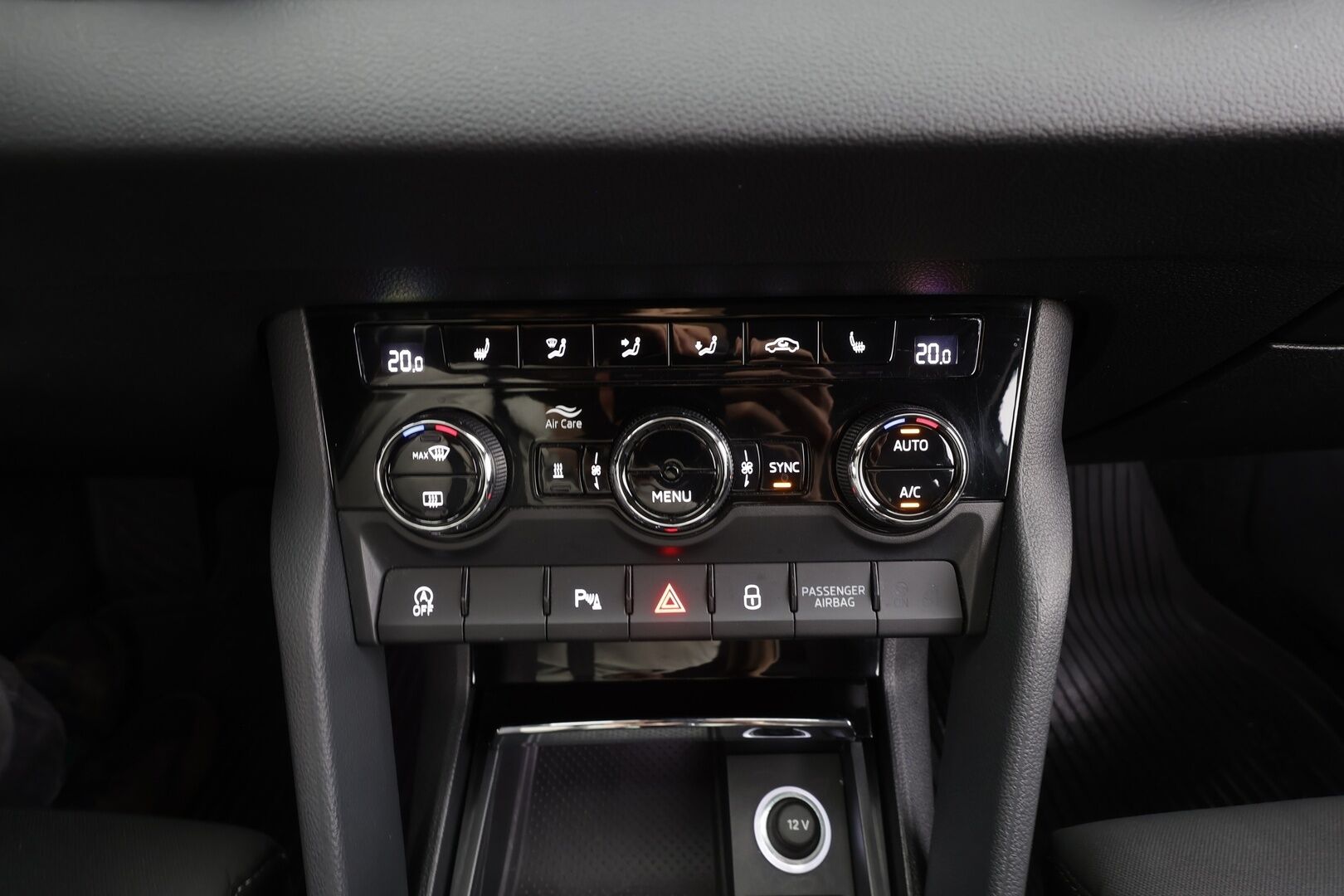Skoda Karoq 2019 2,0 TSI 4x4 SportLine DSG Autom. - Webasto | Koukku | Canton | ACC | LED | P.Kamera | Navi | Kaistavahti | Katveavustin | Keyless | Kahdet renkaat |