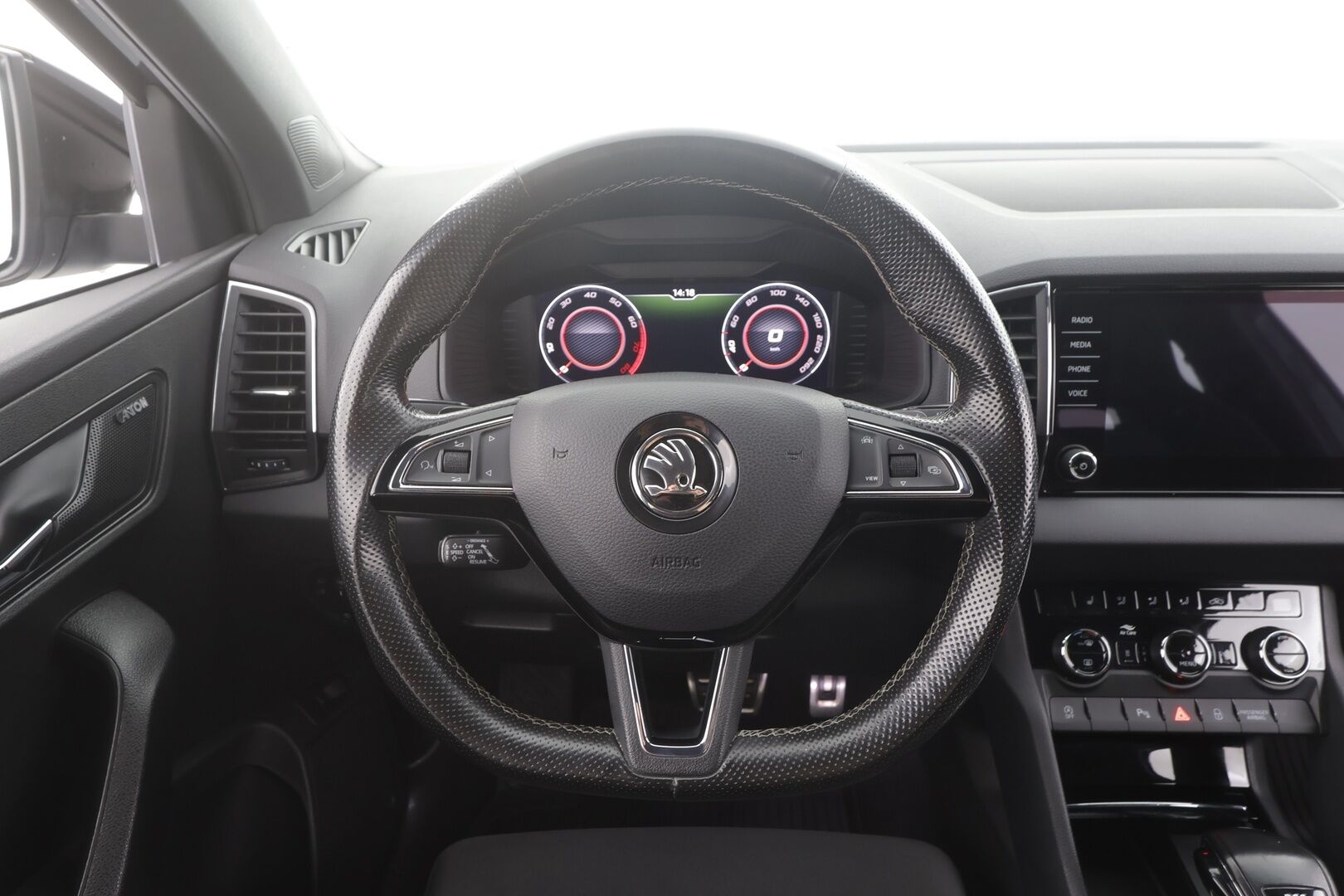 Skoda Karoq 2019 2,0 TSI 4x4 SportLine DSG Autom. - Webasto | Koukku | Canton | ACC | LED | P.Kamera | Navi | Kaistavahti | Katveavustin | Keyless | Kahdet renkaat |