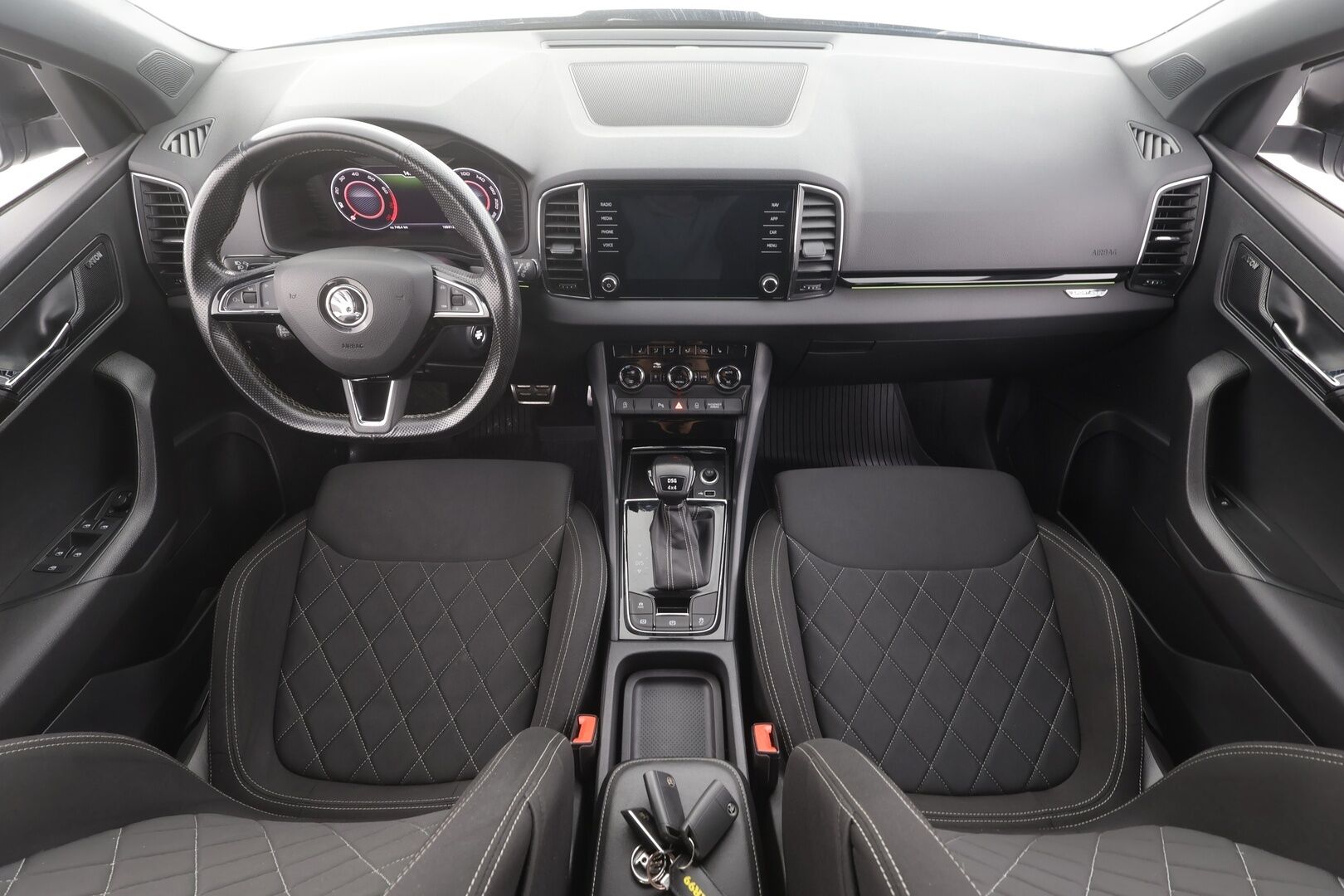 Skoda Karoq 2019 2,0 TSI 4x4 SportLine DSG Autom. - Webasto | Koukku | Canton | ACC | LED | P.Kamera | Navi | Kaistavahti | Katveavustin | Keyless | Kahdet renkaat |