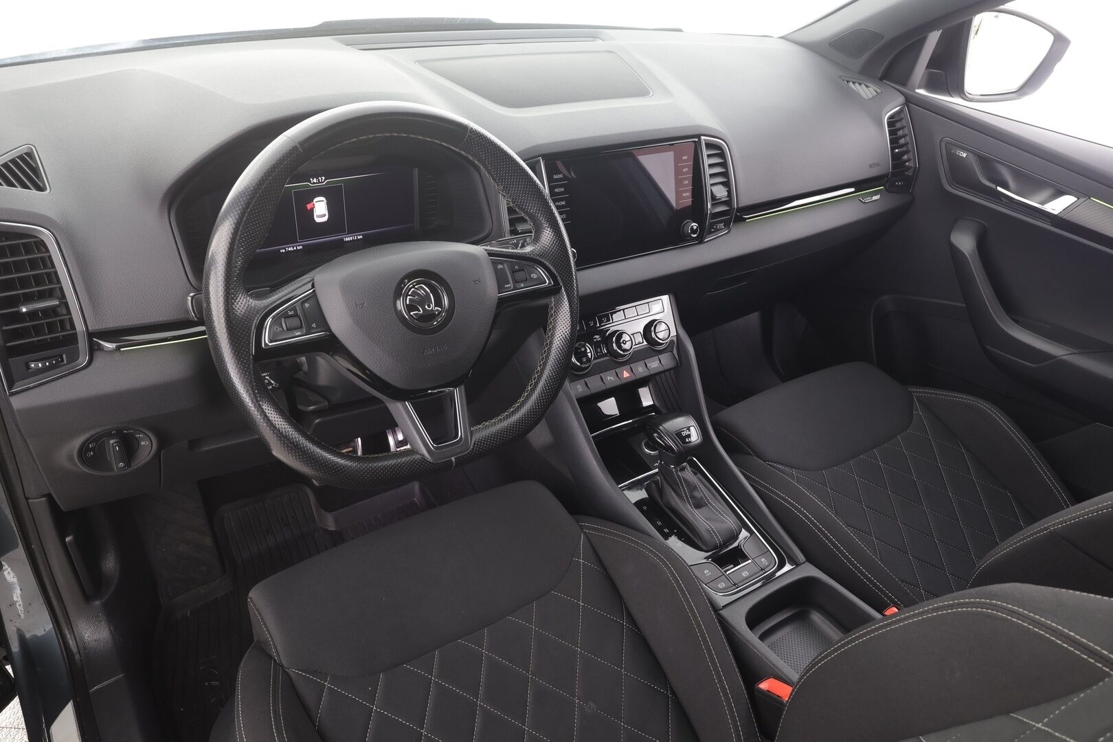 Skoda Karoq 2019 2,0 TSI 4x4 SportLine DSG Autom. - Webasto | Koukku | Canton | ACC | LED | P.Kamera | Navi | Kaistavahti | Katveavustin | Keyless | Kahdet renkaat |
