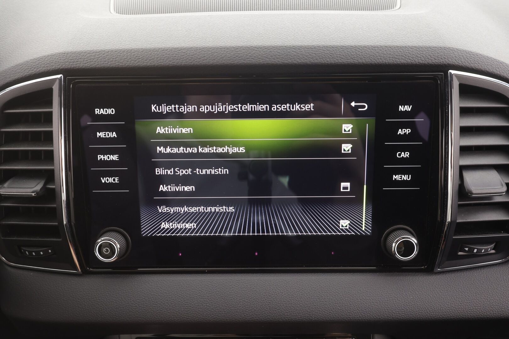 Skoda Karoq 2019 2,0 TSI 4x4 SportLine DSG Autom. - Webasto | Koukku | Canton | ACC | LED | P.Kamera | Navi | Kaistavahti | Katveavustin | Keyless | Kahdet renkaat |