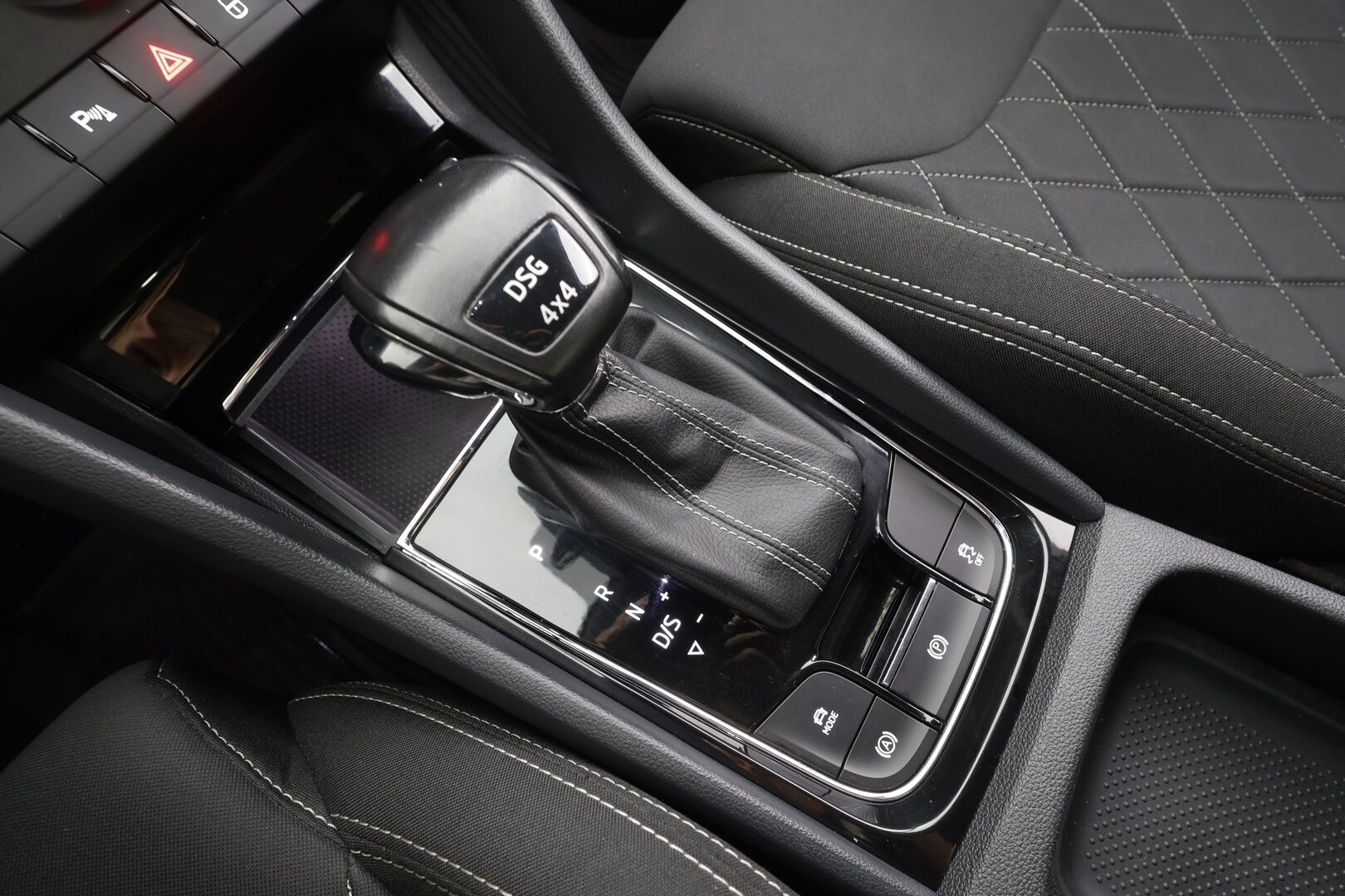 Skoda Karoq 2019 2,0 TSI 4x4 SportLine DSG Autom. - Webasto | Koukku | Canton | ACC | LED | P.Kamera | Navi | Kaistavahti | Katveavustin | Keyless | Kahdet renkaat |