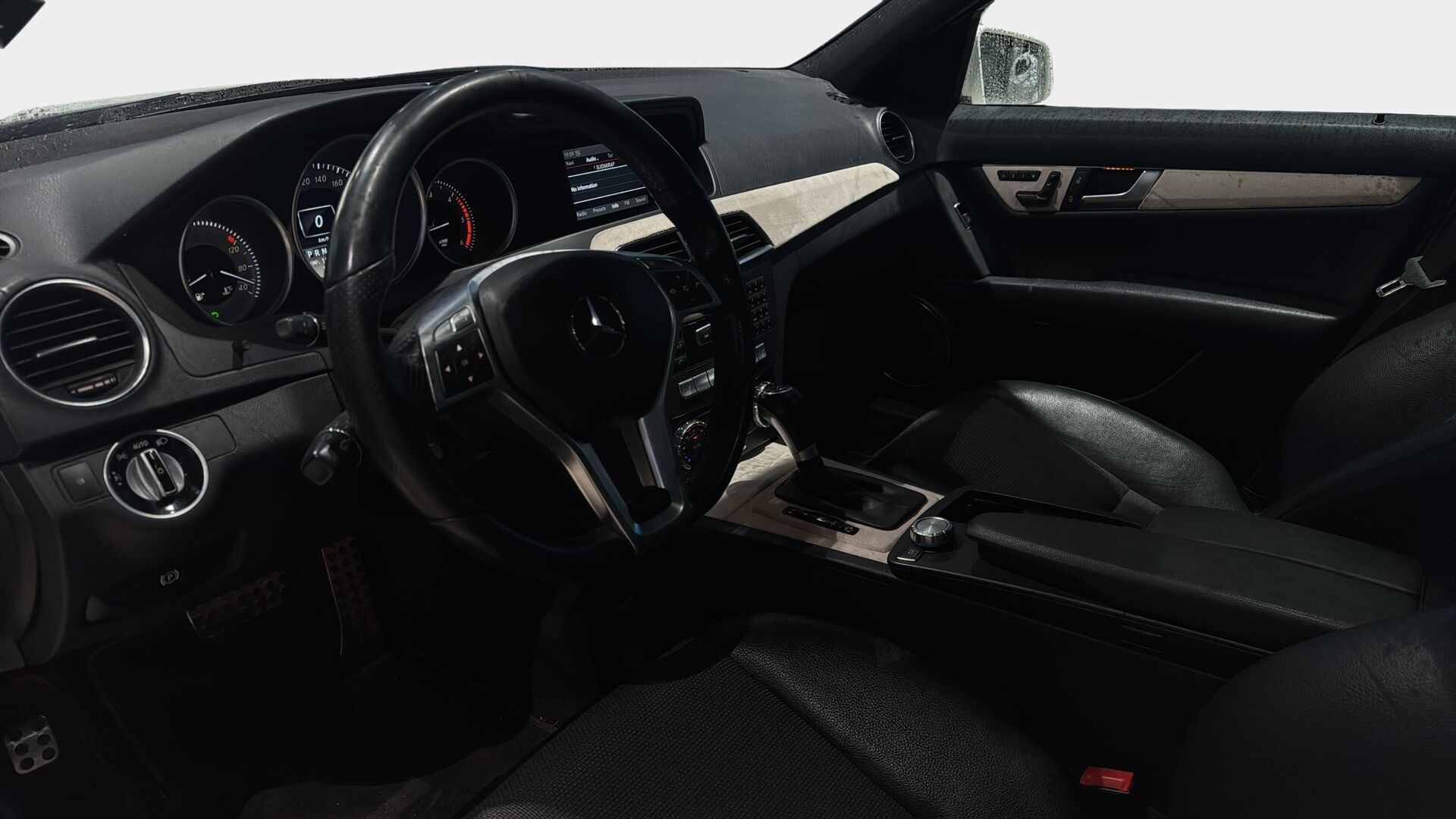 MERCEDES-BENZ C 2012 220 CDI AMG / Adapt. vak / Muistipenkki / Panorama / Vetokoukku / ILS / BLIS - Huippuvarusteltu yksilö erinomaisella huoltohistorialla!