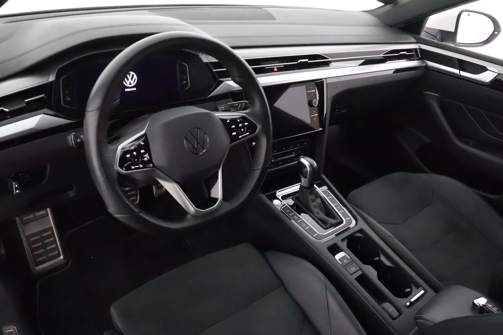 Volkswagen Arteon 2022 Shooting Brake R-Line eHybrid 160 kW DSG-autom. **Adapt.vakkari / Webasto / Koukku / Digimittaristo / Navi** - Kahdet renkaat aluvanteilla / LED / Nahka-Alcantara / KeylessGo