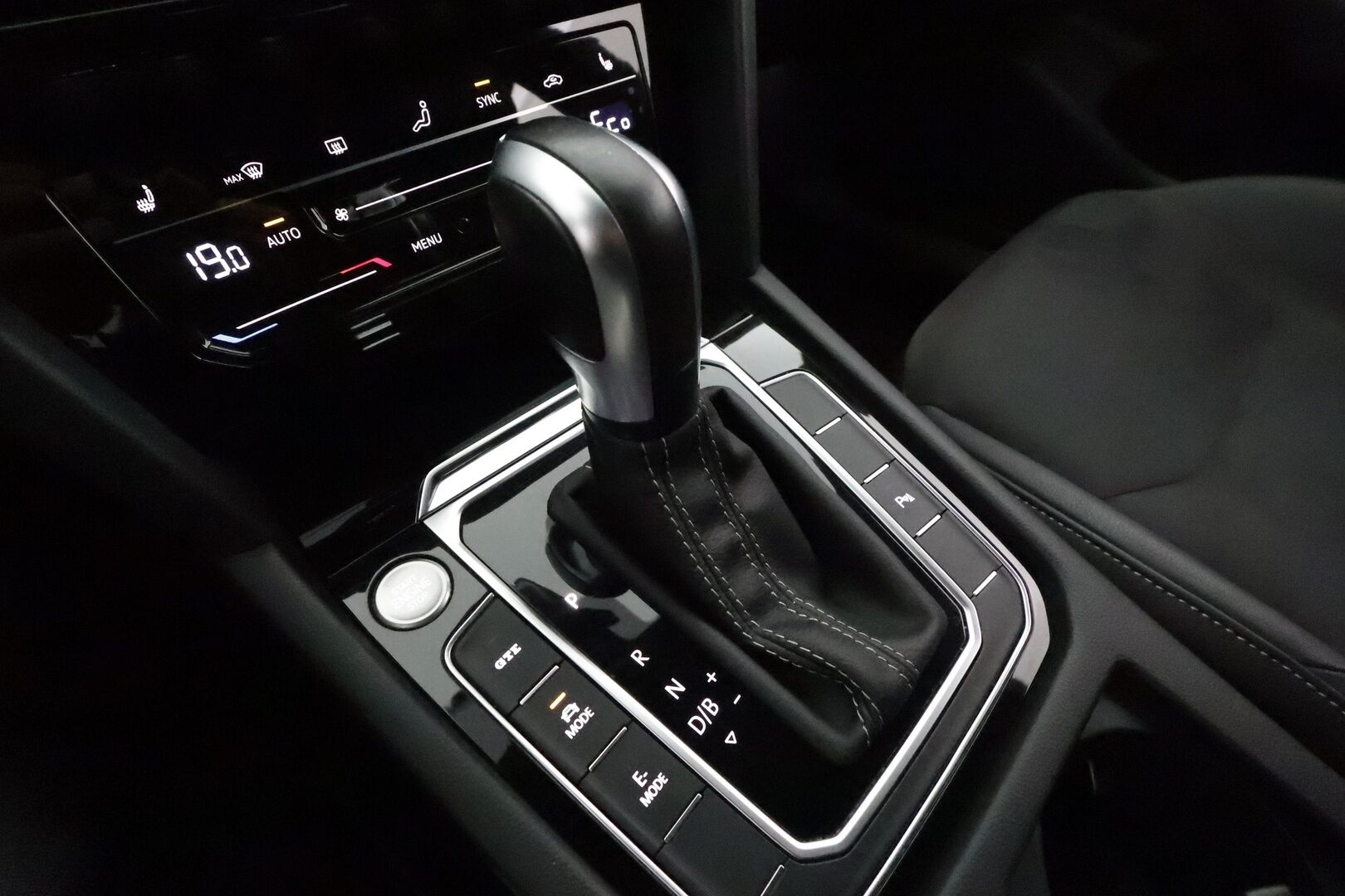 Volkswagen Arteon 2022 Shooting Brake R-Line eHybrid 160 kW DSG-autom. **Adapt.vakkari / Webasto / Koukku / Digimittaristo / Navi** - Kahdet renkaat aluvanteilla / LED / Nahka-Alcantara / KeylessGo