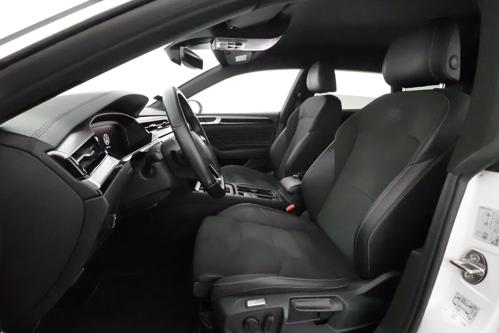 Volkswagen Arteon 2022 Shooting Brake R-Line eHybrid 160 kW DSG-autom. **Adapt.vakkari / Webasto / Koukku / Digimittaristo / Navi** - Kahdet renkaat aluvanteilla / LED / Nahka-Alcantara / KeylessGo