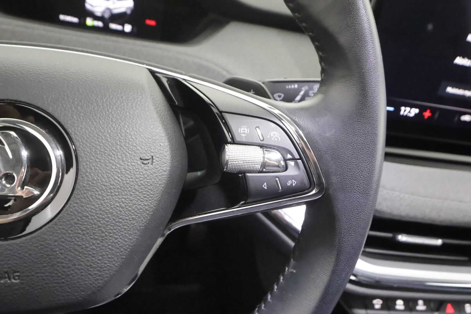 Skoda Enyaq 2023 80 Style iV - | ACC | ILP | Koukku | Skoda crystal Matrix-LED | HUD | Canton | Muistipenkki | Keyless | Puolinahat | Apple&Android | 1.Om Suomi-auto | Kahdet Renkaat |