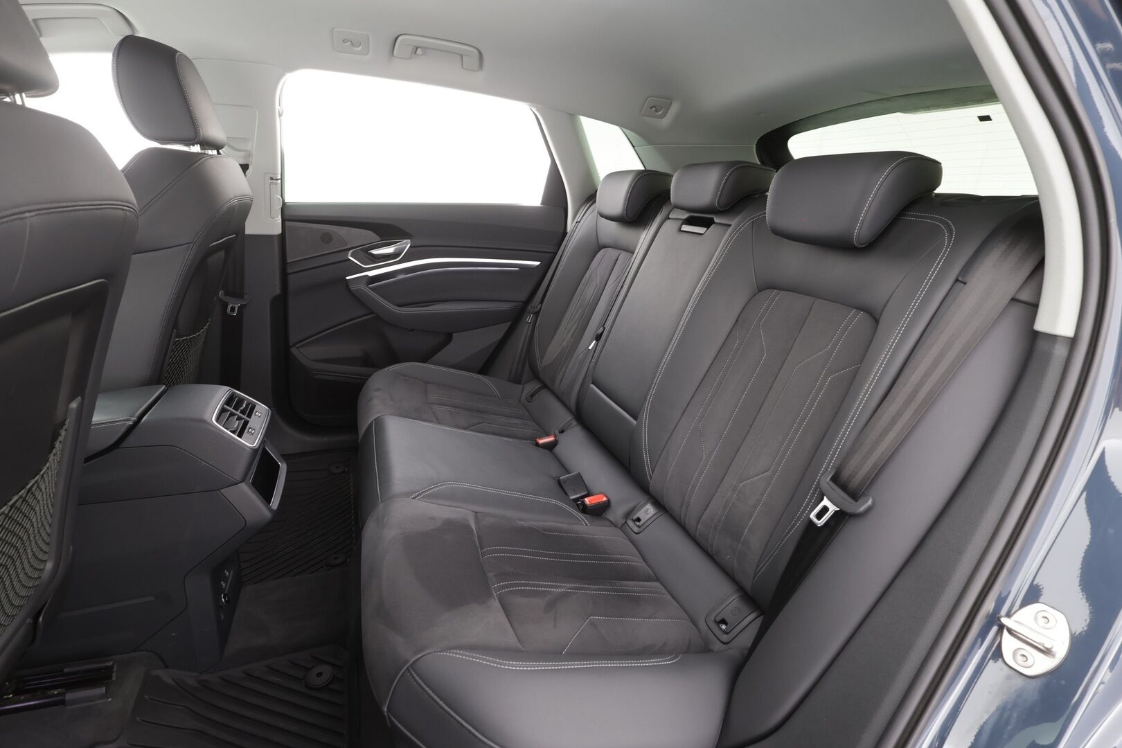 Audi Q8 e-tron 2024 50 e-tron quattro - | ACC | Koukku | Matrix | Ilma-alusta | Muistipenkki | Nahka-alcantara | P.kamera | Navi | Digimittaristo | Suomi-auto | 