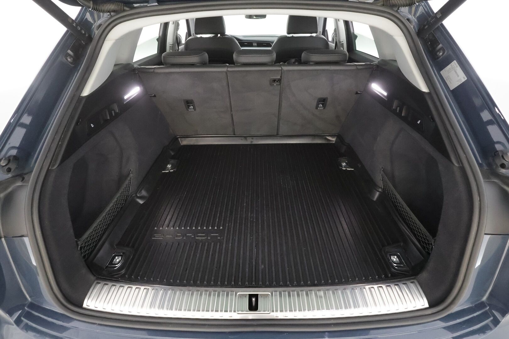 Audi Q8 e-tron 2024 50 e-tron quattro - | ACC | Koukku | Matrix | Ilma-alusta | Muistipenkki | Nahka-alcantara | P.kamera | Navi | Digimittaristo | Suomi-auto | 