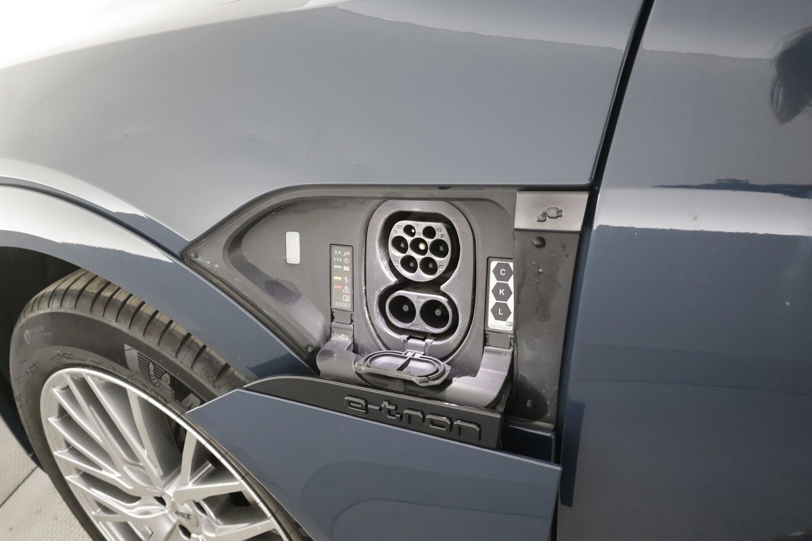 Audi Q8 e-tron 2024 50 e-tron quattro - | ACC | Koukku | Matrix | Ilma-alusta | Muistipenkki | Nahka-alcantara | P.kamera | Navi | Digimittaristo | Suomi-auto | 