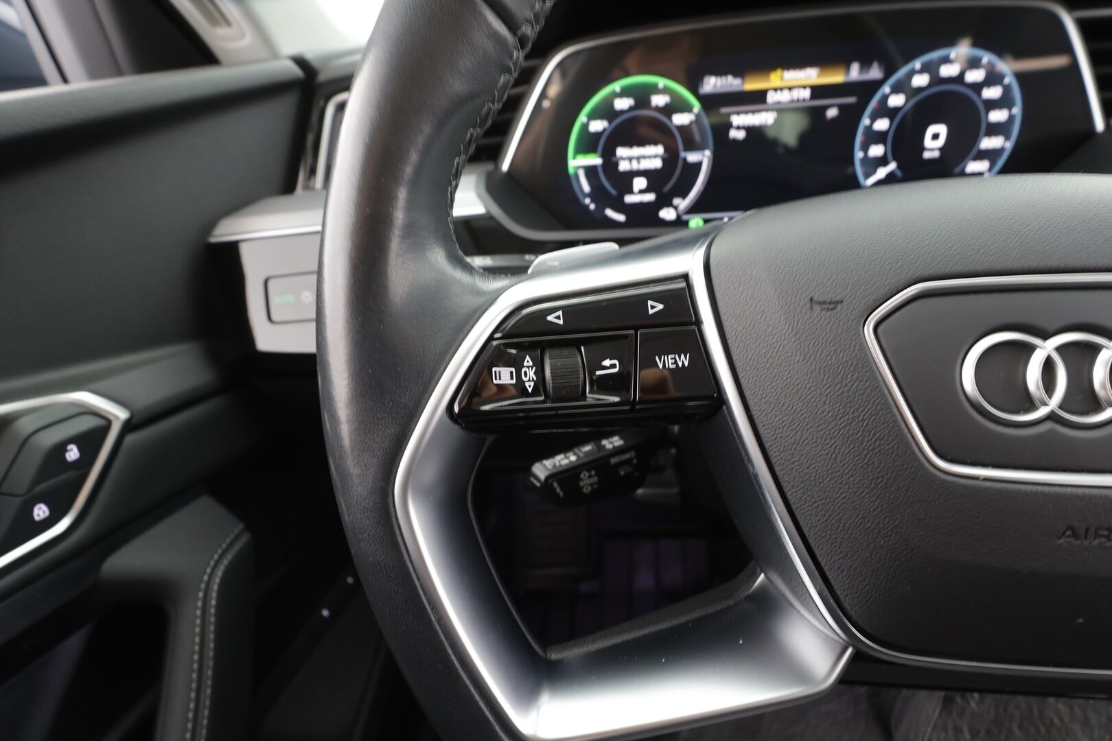 Audi Q8 e-tron 2024 50 e-tron quattro - | ACC | Koukku | Matrix | Ilma-alusta | Muistipenkki | Nahka-alcantara | P.kamera | Navi | Digimittaristo | Suomi-auto | 