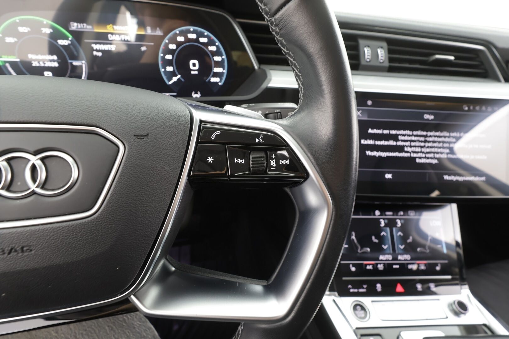Audi Q8 e-tron 2024 50 e-tron quattro - | ACC | Koukku | Matrix | Ilma-alusta | Muistipenkki | Nahka-alcantara | P.kamera | Navi | Digimittaristo | Suomi-auto | 