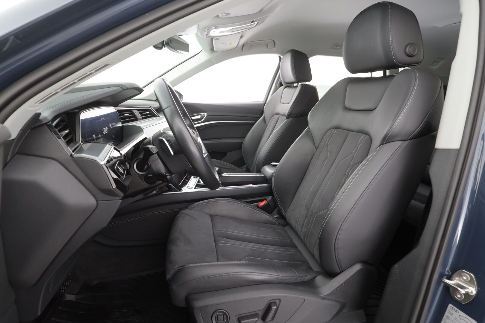 Audi Q8 e-tron 2024 50 e-tron quattro - | ACC | Koukku | Matrix | Ilma-alusta | Muistipenkki | Nahka-alcantara | P.kamera | Navi | Digimittaristo | Suomi-auto | 