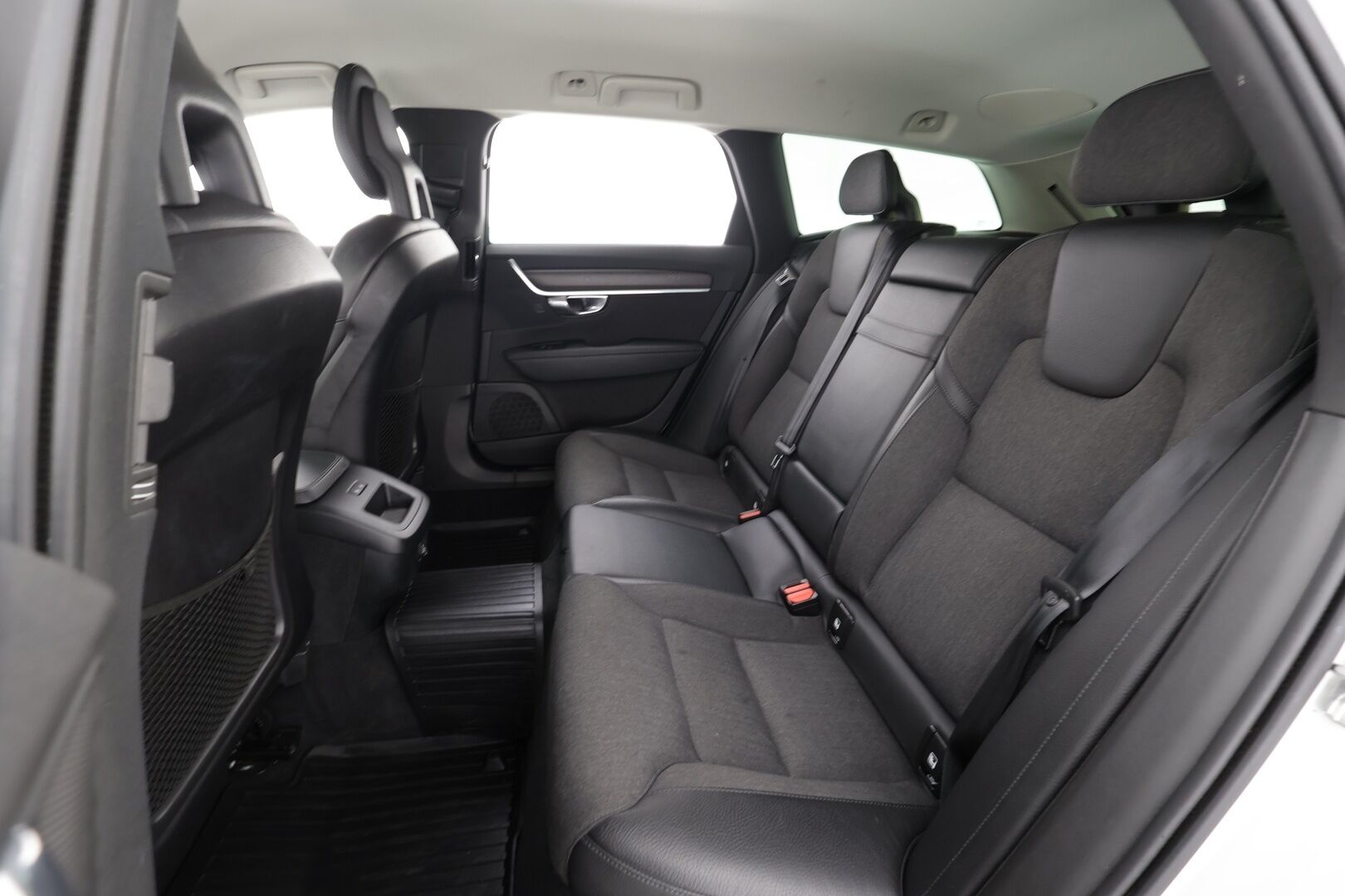 Volvo V90 Cross Country 2018 D4 AWD Business aut * Pilot assist / LED / High Performance audio / Webasto / Koukku / P.Kamera / Keyless * - Kahdet renkaat / Huippu neliveto / Kattavat varusteet - HULLUT AVAJAISHULINAT KORKOTARJOUS 3,29 %