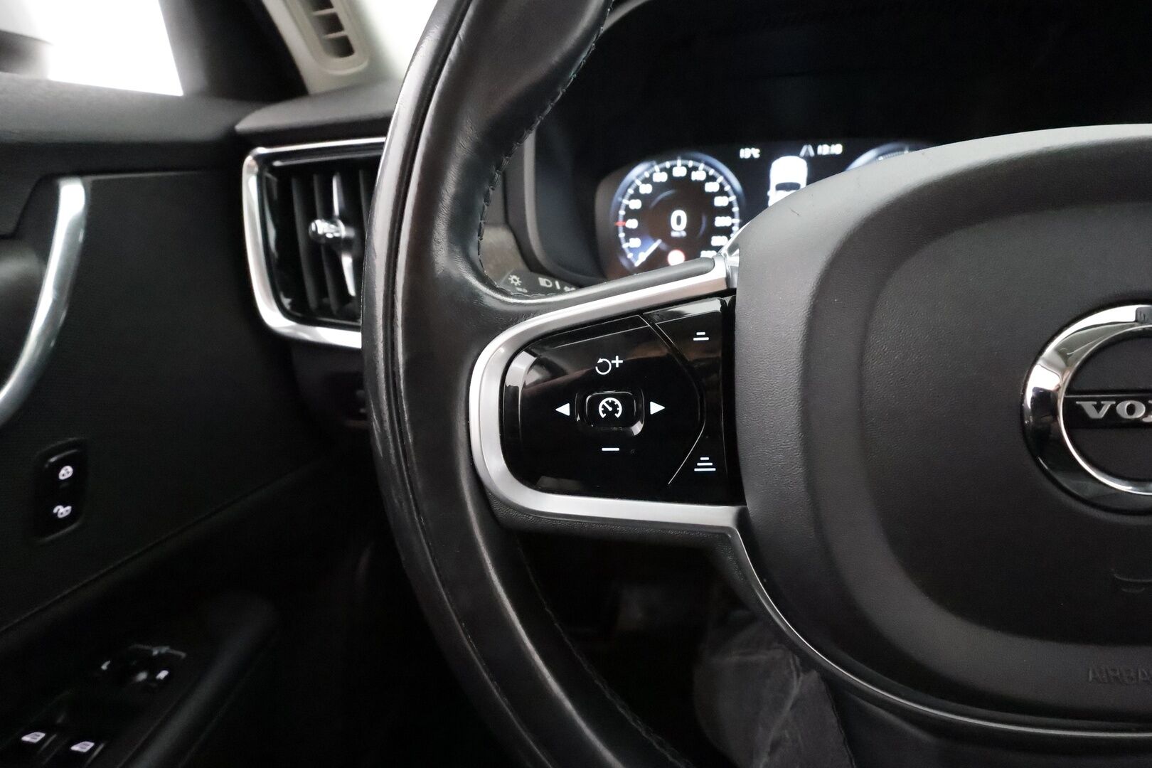 Volvo V90 Cross Country 2018 D4 AWD Business aut * Pilot assist / LED / High Performance audio / Webasto / Koukku / P.Kamera / Keyless * - Kahdet renkaat