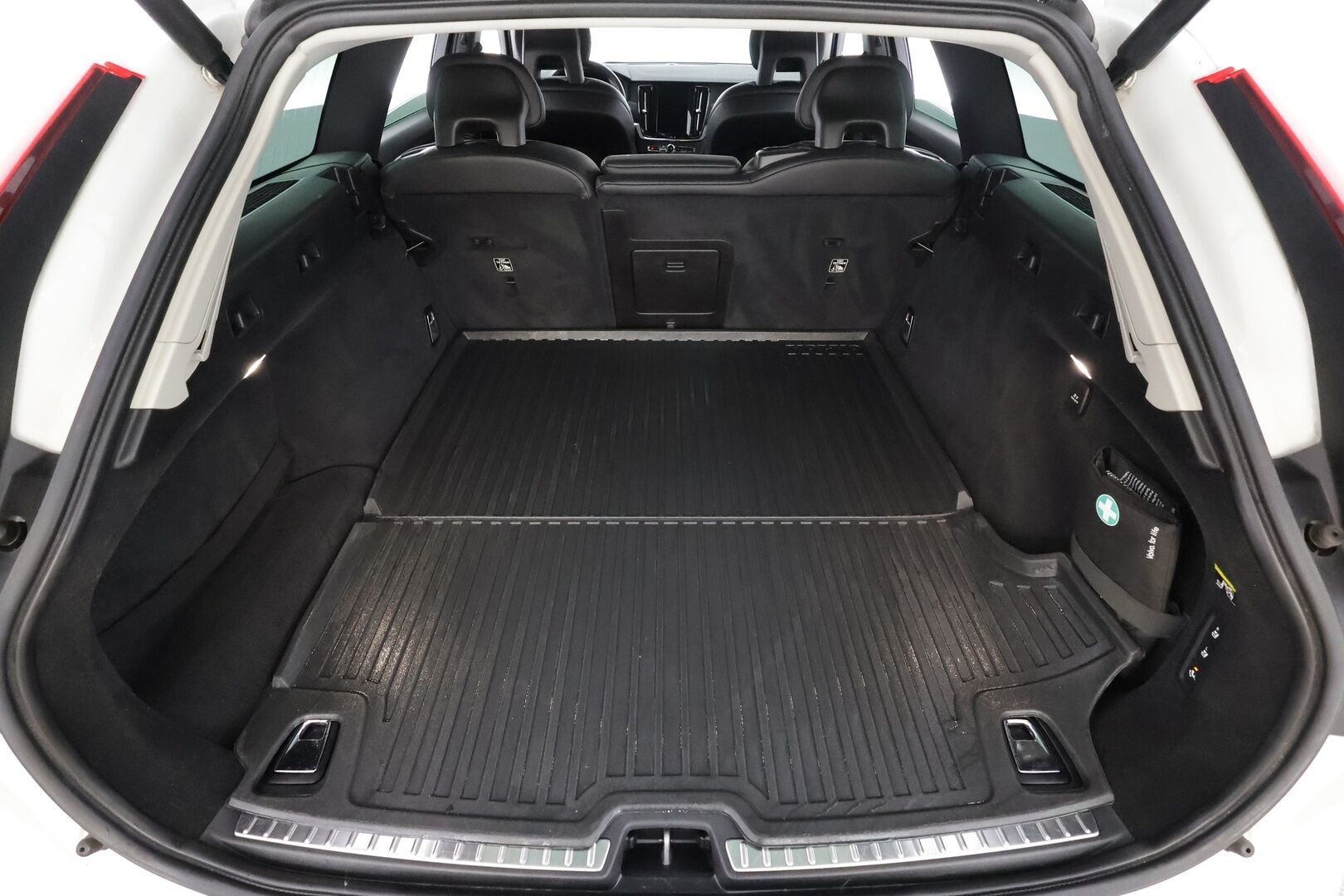 Volvo V90 Cross Country 2018 D4 AWD Business aut * Pilot assist / LED / High Performance audio / Webasto / Koukku / P.Kamera / Keyless * - Kahdet renkaat / Huippu neliveto / Kattavat varusteet - HULLUT AVAJAISHULINAT KORKOTARJOUS 3,29 %