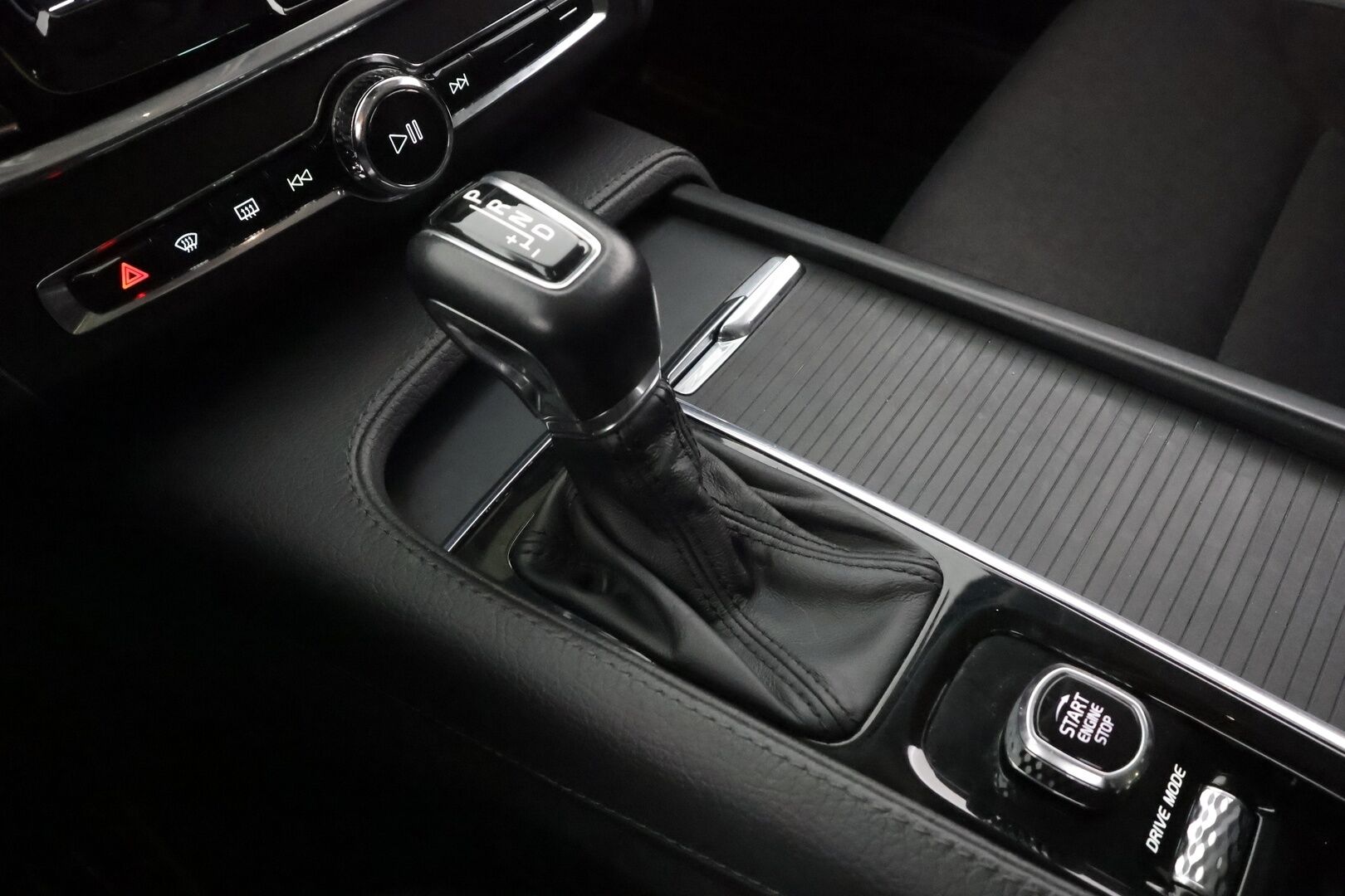 Volvo V90 Cross Country 2018 D4 AWD Business aut * Pilot assist / LED / High Performance audio / Webasto / Koukku / P.Kamera / Keyless * - Kahdet renkaat / Huippu neliveto / Kattavat varusteet - HULLUT AVAJAISHULINAT KORKOTARJOUS 3,29 %