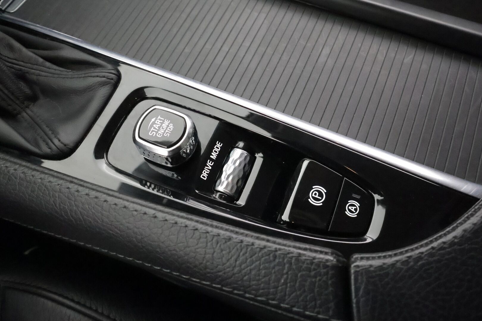 Volvo V90 Cross Country 2018 D4 AWD Business aut * Pilot assist / LED / High Performance audio / Webasto / Koukku / P.Kamera / Keyless * - Kahdet renkaat