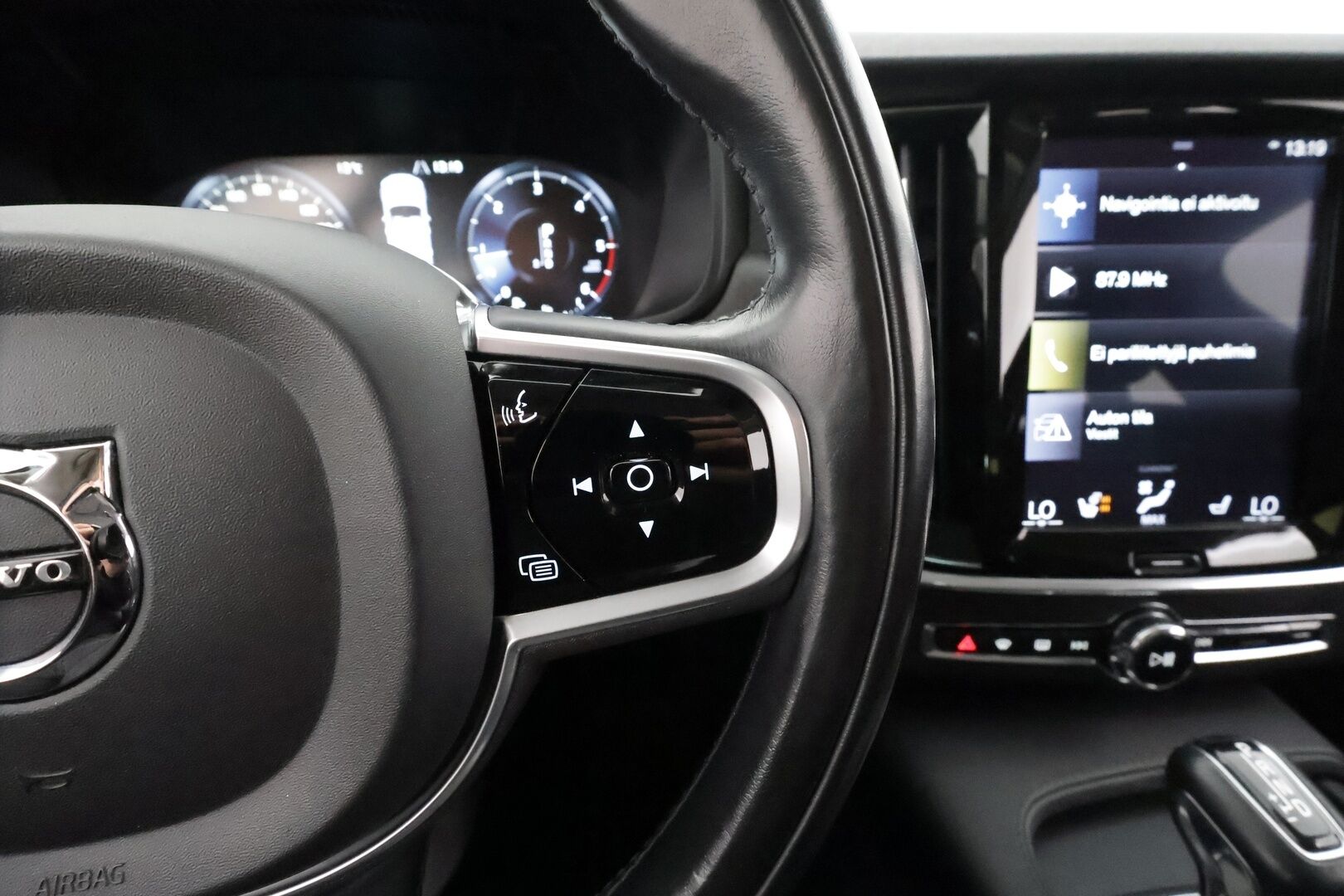 Volvo V90 Cross Country 2018 D4 AWD Business aut * Pilot assist / LED / High Performance audio / Webasto / Koukku / P.Kamera / Keyless * - Kahdet renkaat / Huippu neliveto / Kattavat varusteet - HULLUT AVAJAISHULINAT KORKOTARJOUS 3,29 %