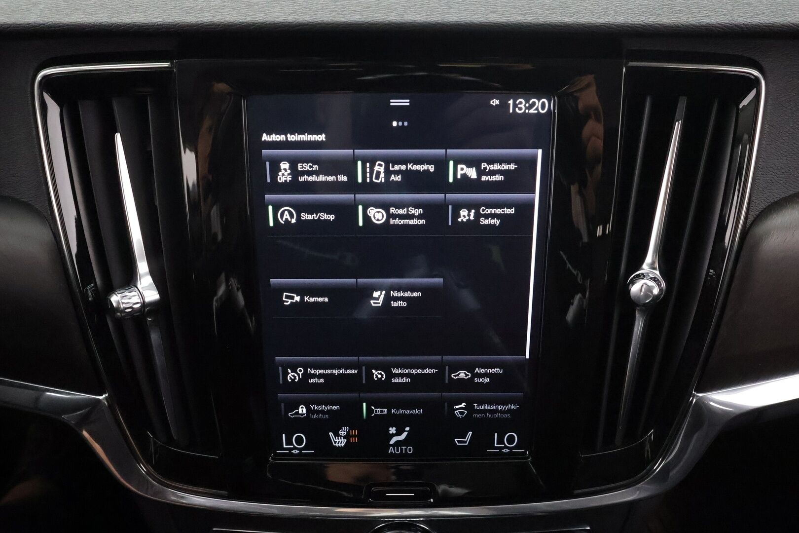 Volvo V90 Cross Country 2018 D4 AWD Business aut * Pilot assist / LED / High Performance audio / Webasto / Koukku / P.Kamera / Keyless * - Kahdet renkaat / Huippu neliveto / Kattavat varusteet - HULLUT AVAJAISHULINAT KORKOTARJOUS 3,29 %