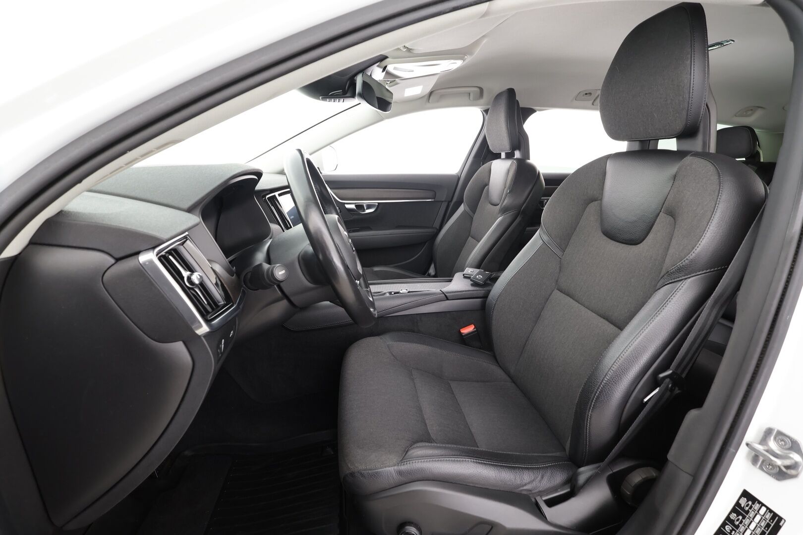 Volvo V90 Cross Country 2018 D4 AWD Business aut * Pilot assist / LED / High Performance audio / Webasto / Koukku / P.Kamera / Keyless * - Kahdet renkaat / Huippu neliveto / Kattavat varusteet - HULLUT AVAJAISHULINAT KORKOTARJOUS 3,29 %