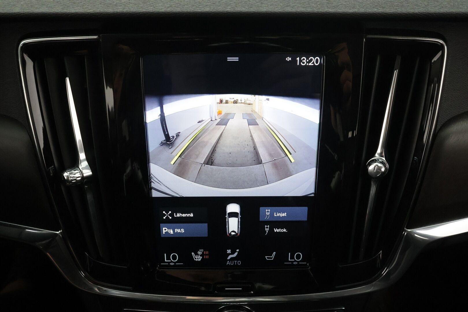 Volvo V90 Cross Country 2018 D4 AWD Business aut * Pilot assist / LED / High Performance audio / Webasto / Koukku / P.Kamera / Keyless * - Kahdet renkaat