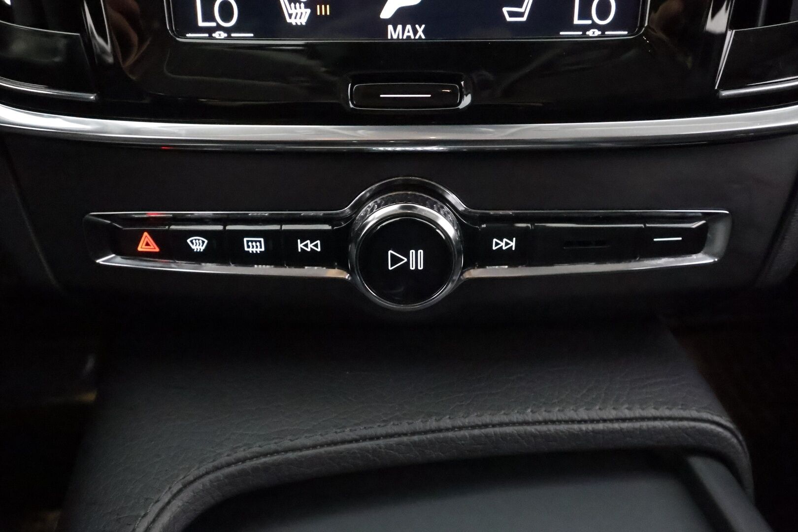 Volvo V90 Cross Country 2018 D4 AWD Business aut * Pilot assist / LED / High Performance audio / Webasto / Koukku / P.Kamera / Keyless * - Kahdet renkaat